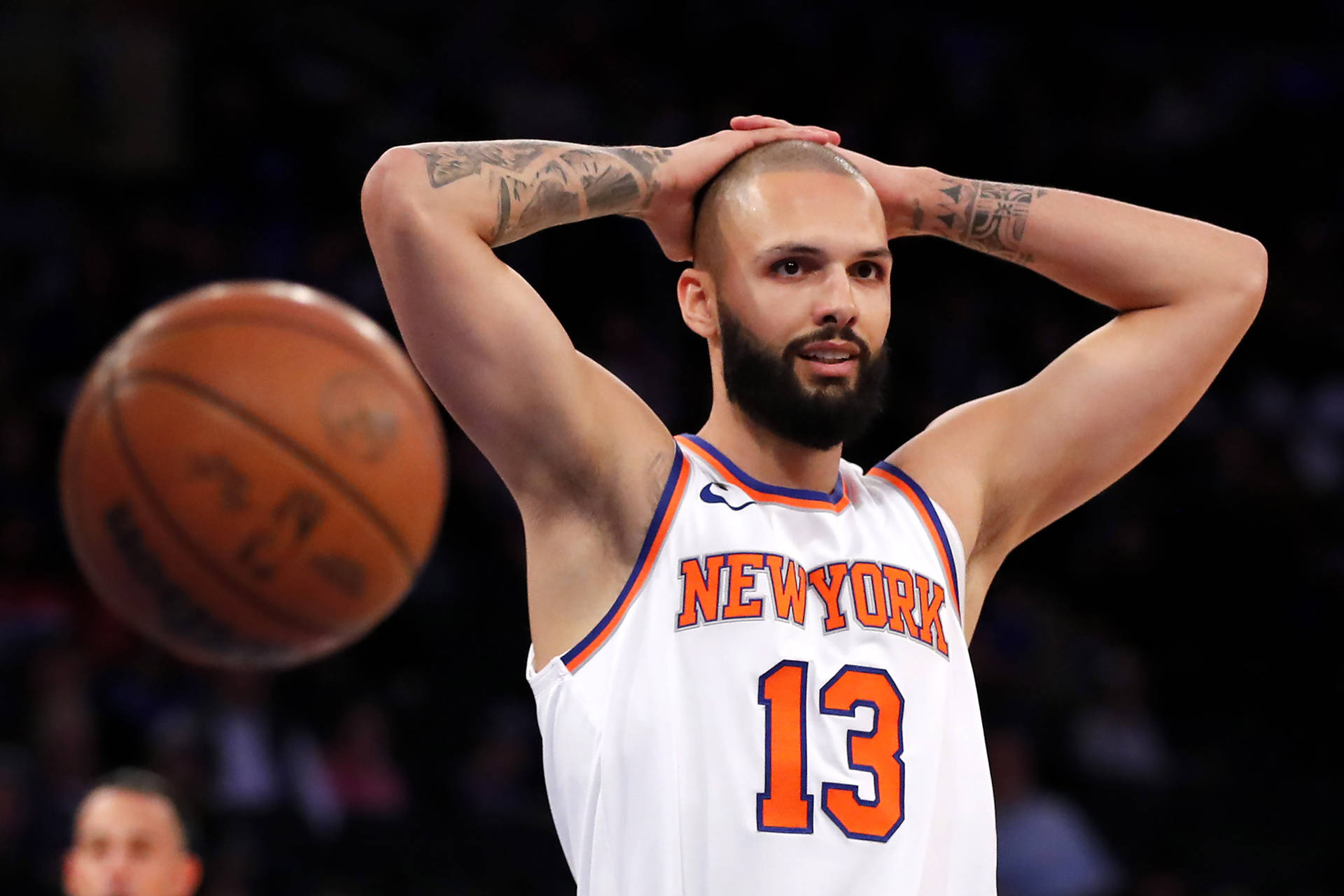 身穿紐約球衣的籃球運動員在比賽中沮喪地抱住頭。 — NBA 壁紙