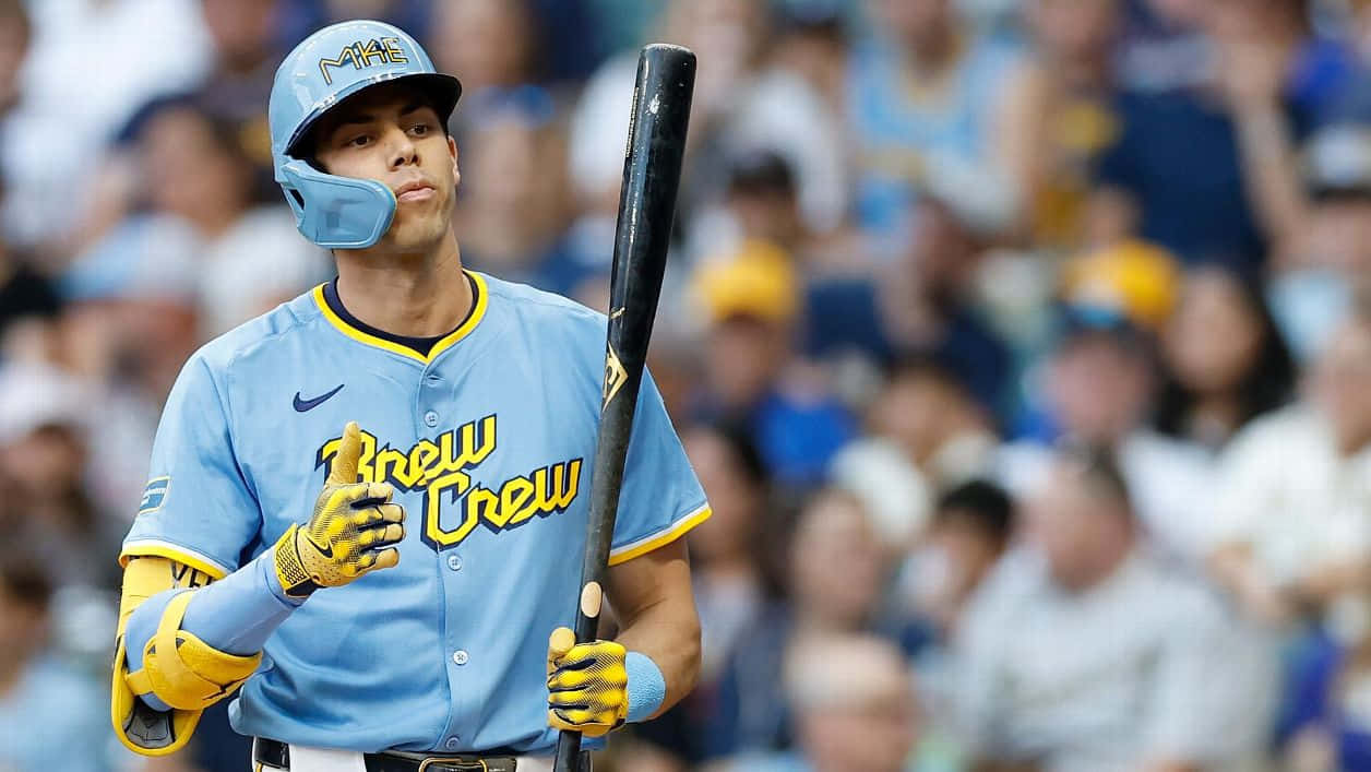  壁紙 — 一名身穿淺藍色 'Brew Crew' 球衣的棒球選手在日間比賽中握著球棒，專注地向上看。