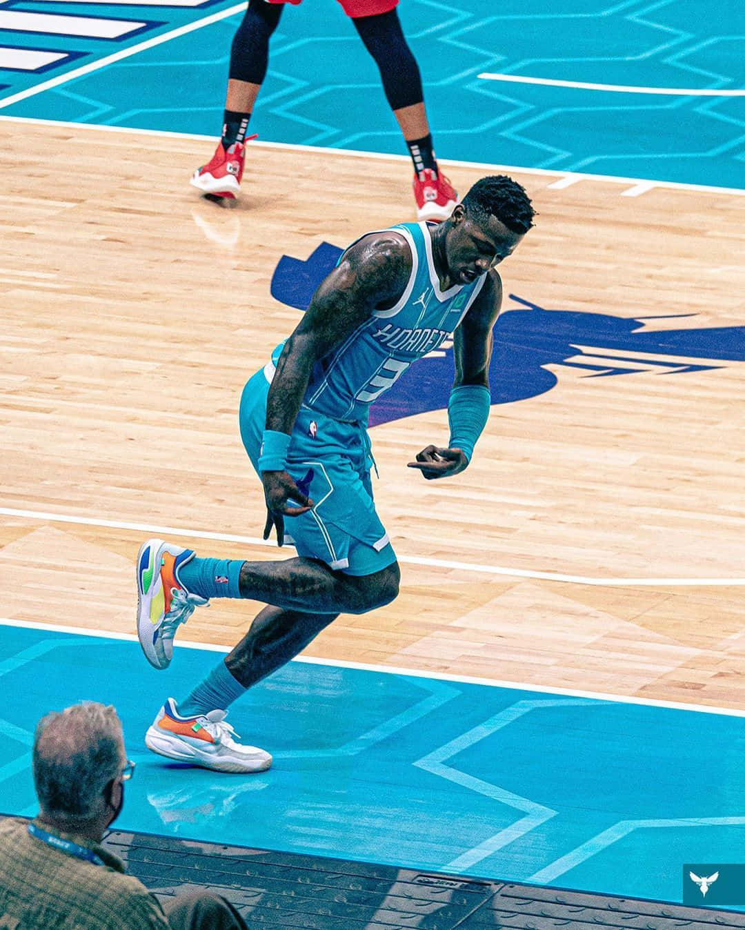 籃球運動員在比賽中在球場上衝刺 — NBA 壁紙