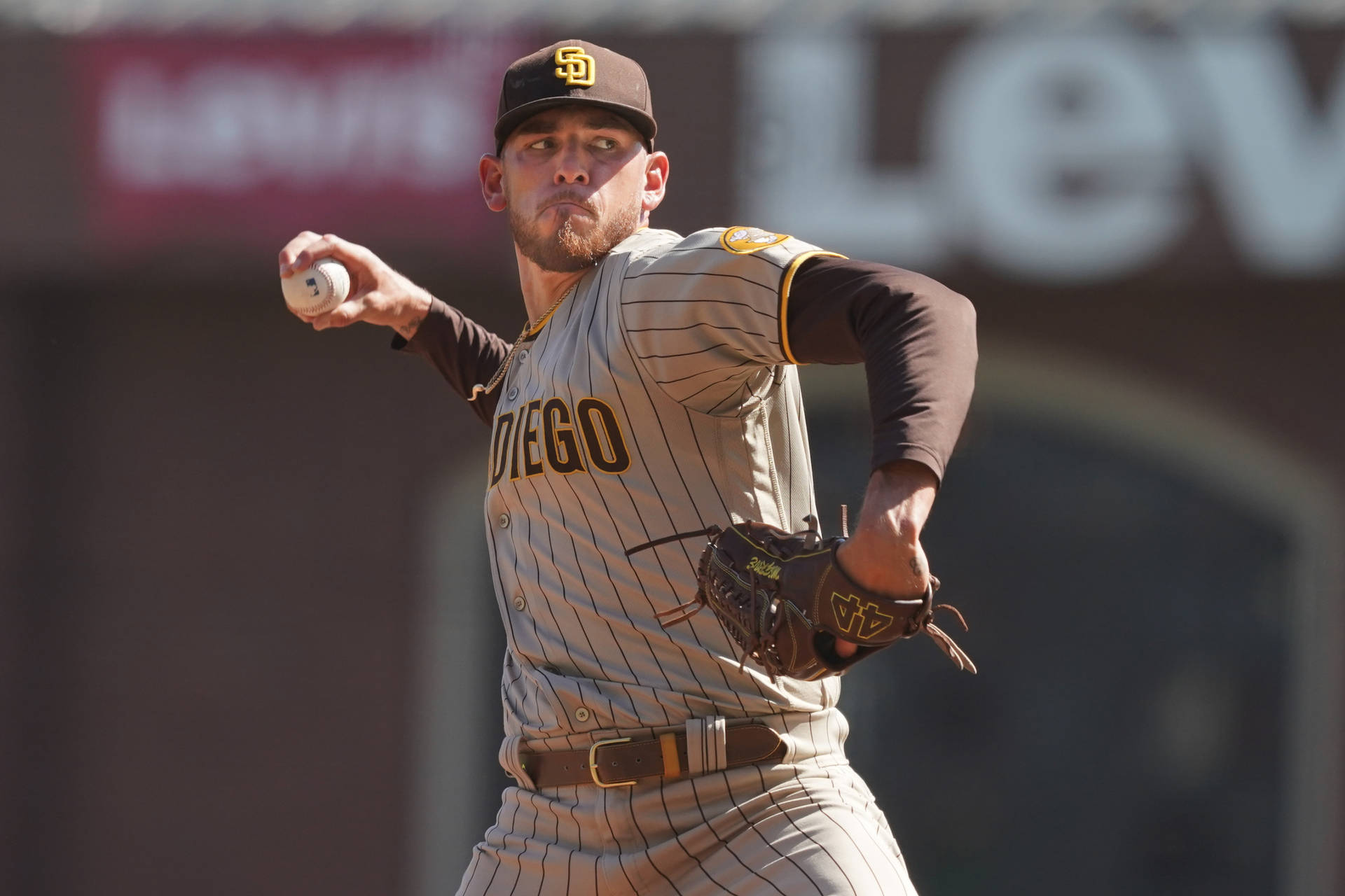 身穿聖地牙哥球衣的棒球投手在比賽中投球。 — MLB 壁紙