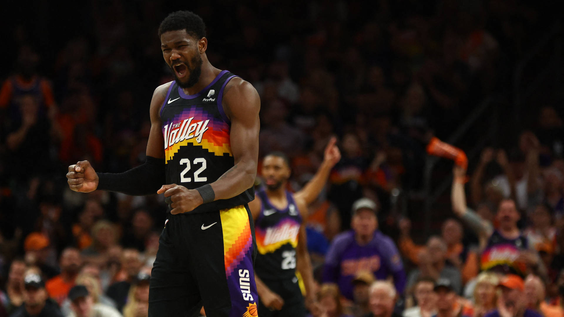 籃球運動員在歡呼的球迷面前慶祝勝利。 — NBA 壁紙