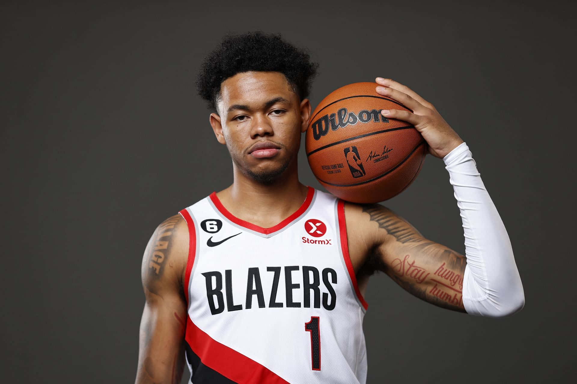 職業籃球運動員在攝影棚肖像中手持籃球。 — NBA 壁紙