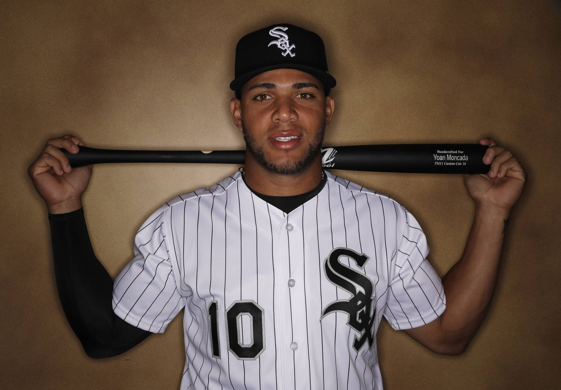身穿白襪隊球衣的棒球選手在攝影棚肖像中手持球棒。 — MLB 壁紙