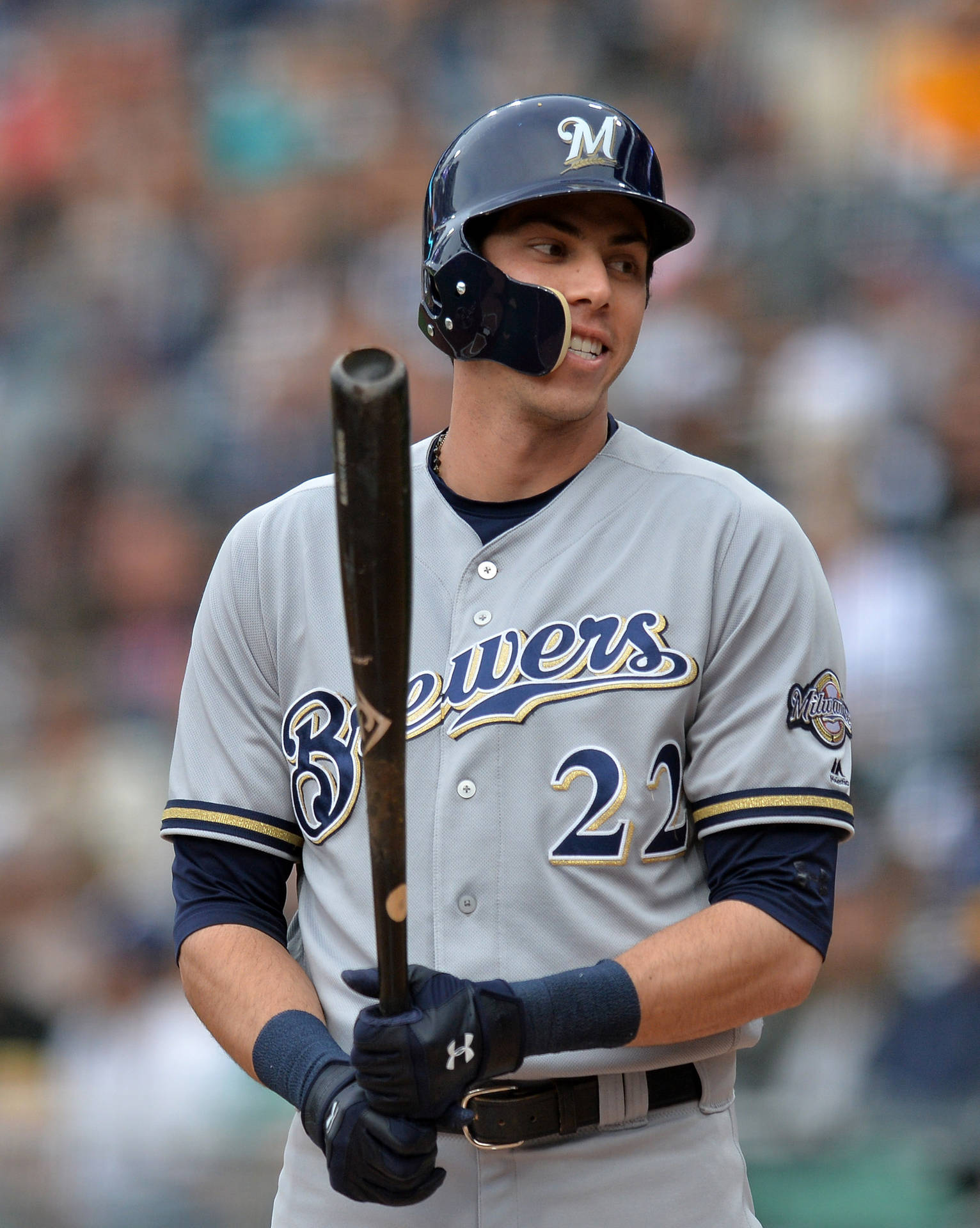 身穿釀酒人球衣的棒球選手在比賽中握著球棒 — MLB 壁紙