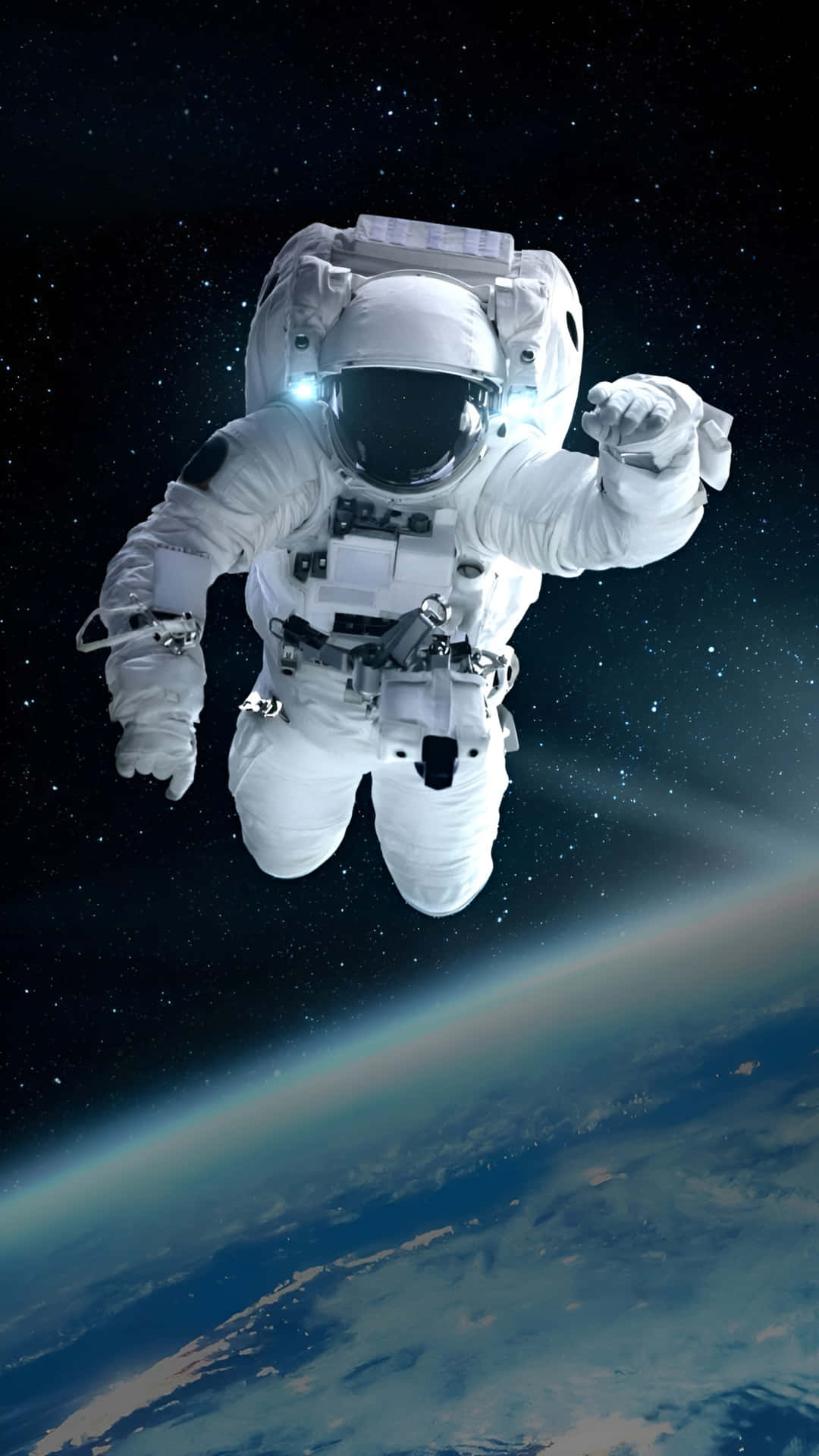  壁紙 — 一名太空人在零重力下漂浮在地球彎曲的地平線之上，背景是星光燦爛的宇宙。
