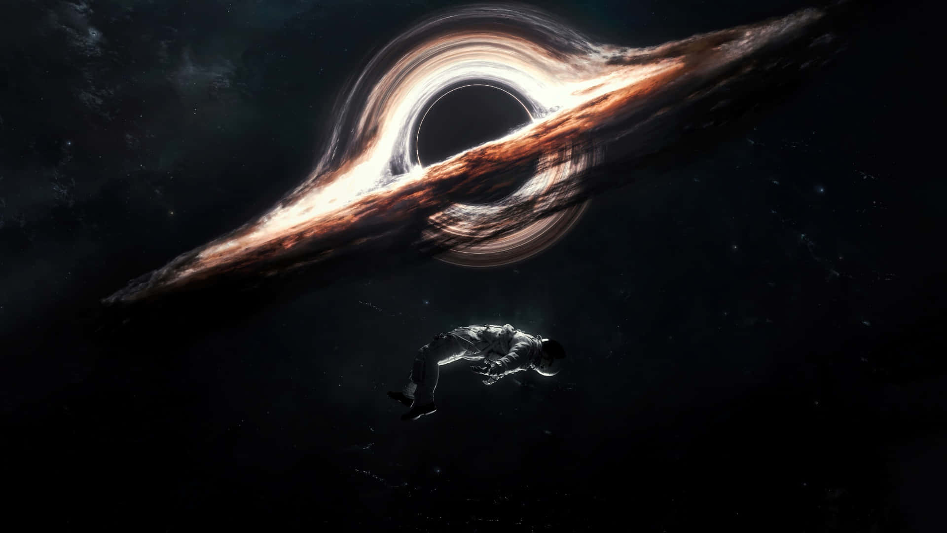  壁紙 — 一名太空人在太空中漂浮，面前是一個圍繞黑洞旋轉的發光吸積盤。
