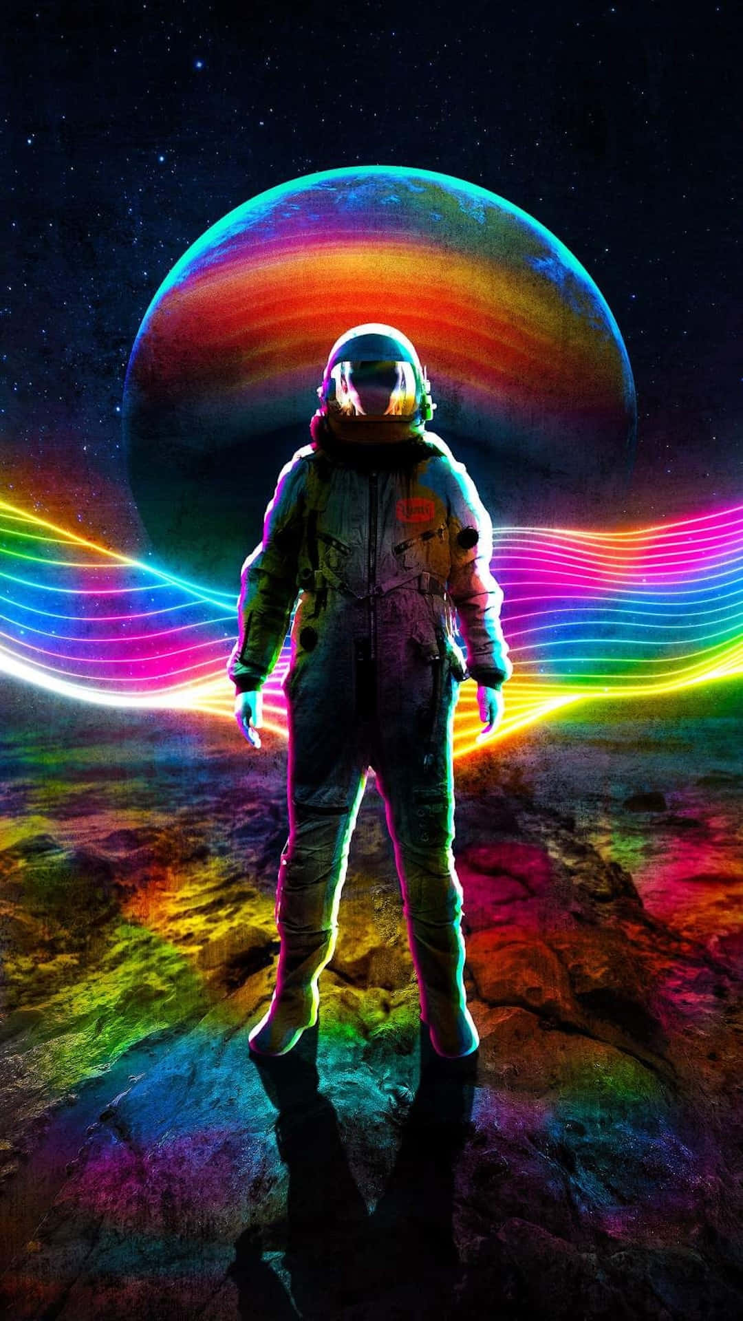  壁紙 — 一名太空人站在色彩繽紛的外星行星上，下方是彩虹色調的行星，周圍有霓虹光軌旋轉。