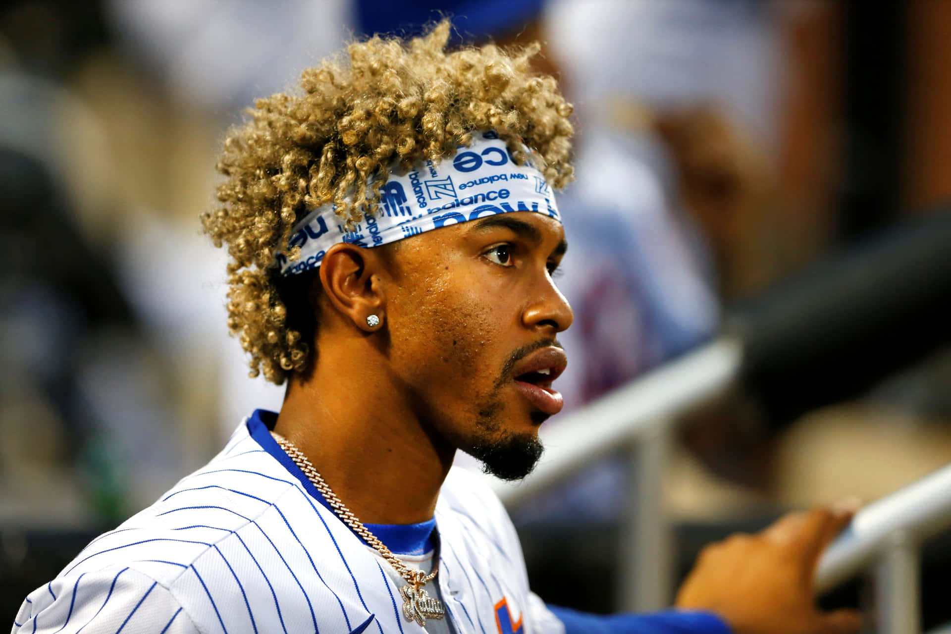 捲髮戴頭帶的棒球選手在比賽中專注的神情。 — MLB 壁紙