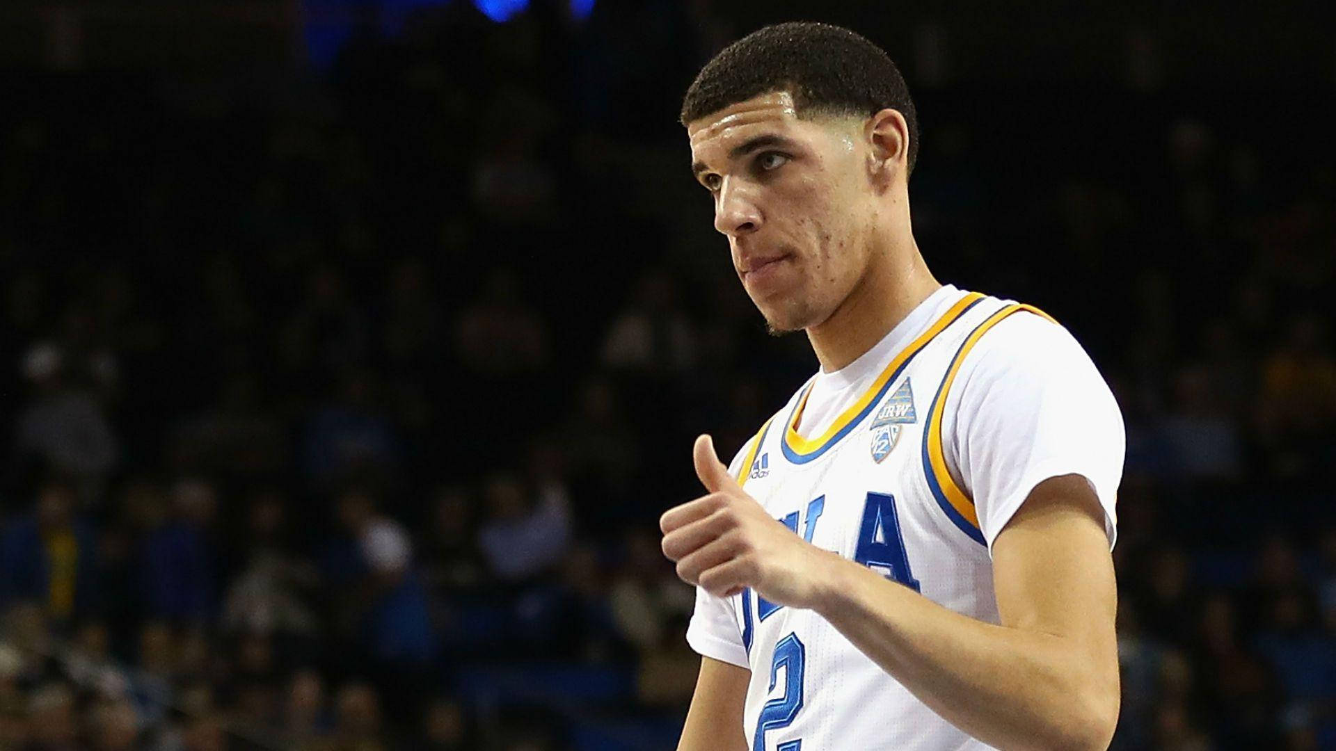 籃球運動員在比賽中豎起大拇指。 — NBA 壁紙