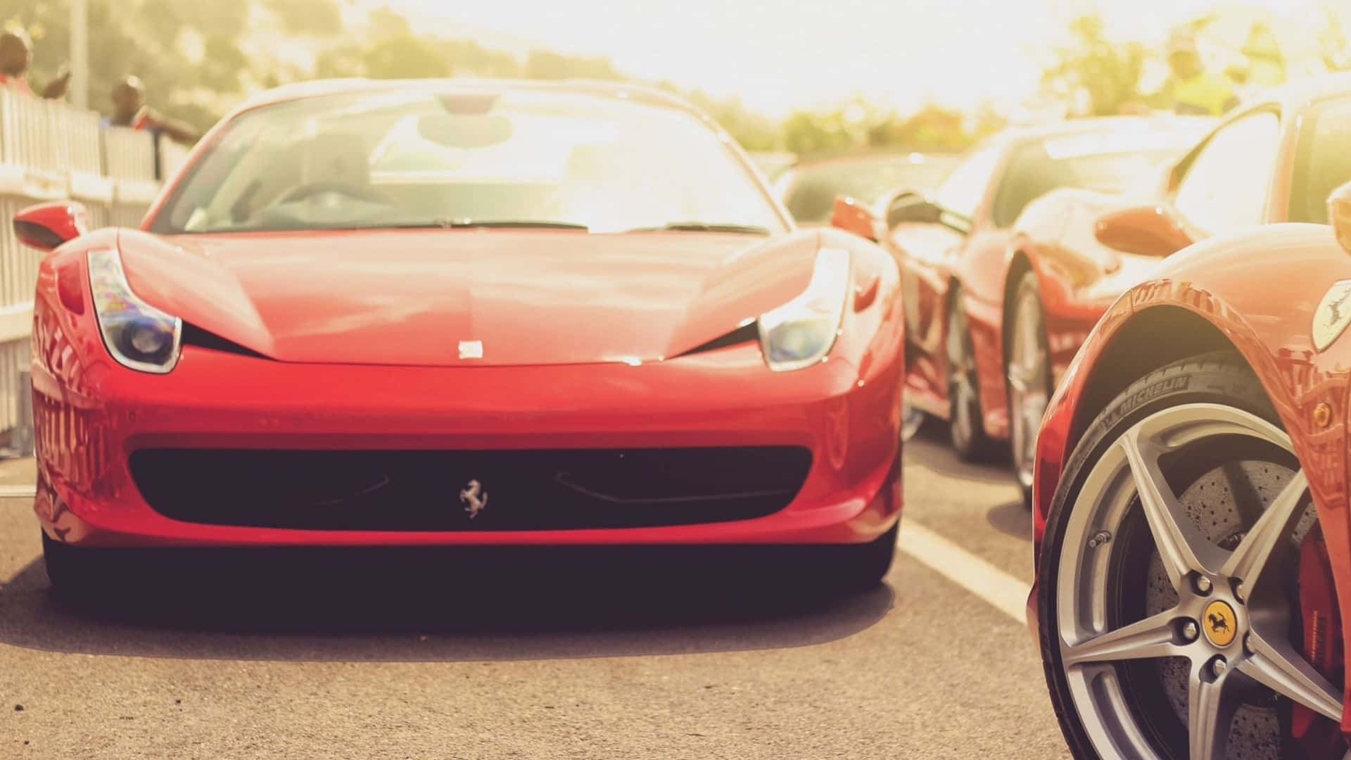 紅色法拉利跑車停放在陽光明媚的戶外展覽中，有觀眾在場。 — Project Cars 2 壁紙