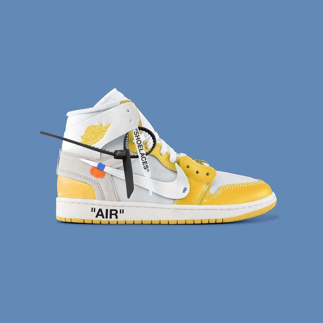 白色和黃色的高筒運動鞋，帶有黑色標籤鞋帶，鞋底有「AIR」字樣。 — Air Jordan 壁紙