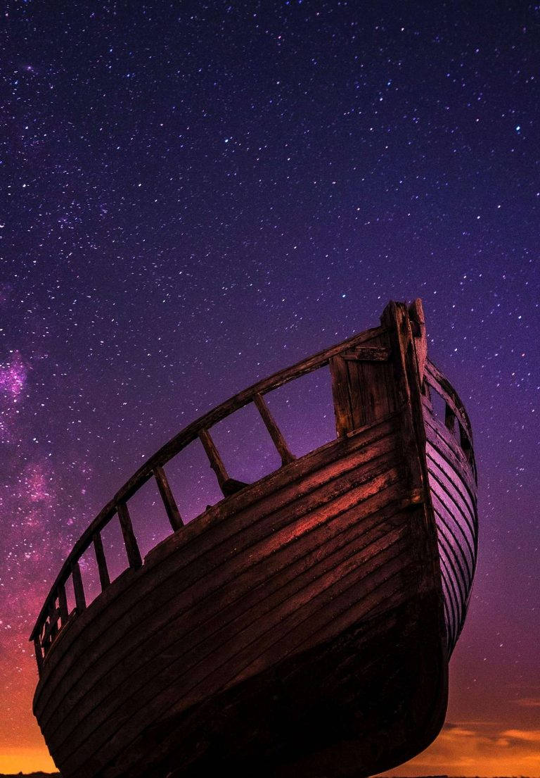 紫色和橙色星空下的木船 — iPad 壁紙