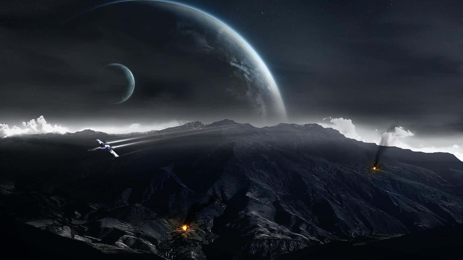  壁紙 — 一艘太空船在黑暗的宇宙天空中，在一顆巨大的行星和新月下方飛越崎嶇的外星山脈。