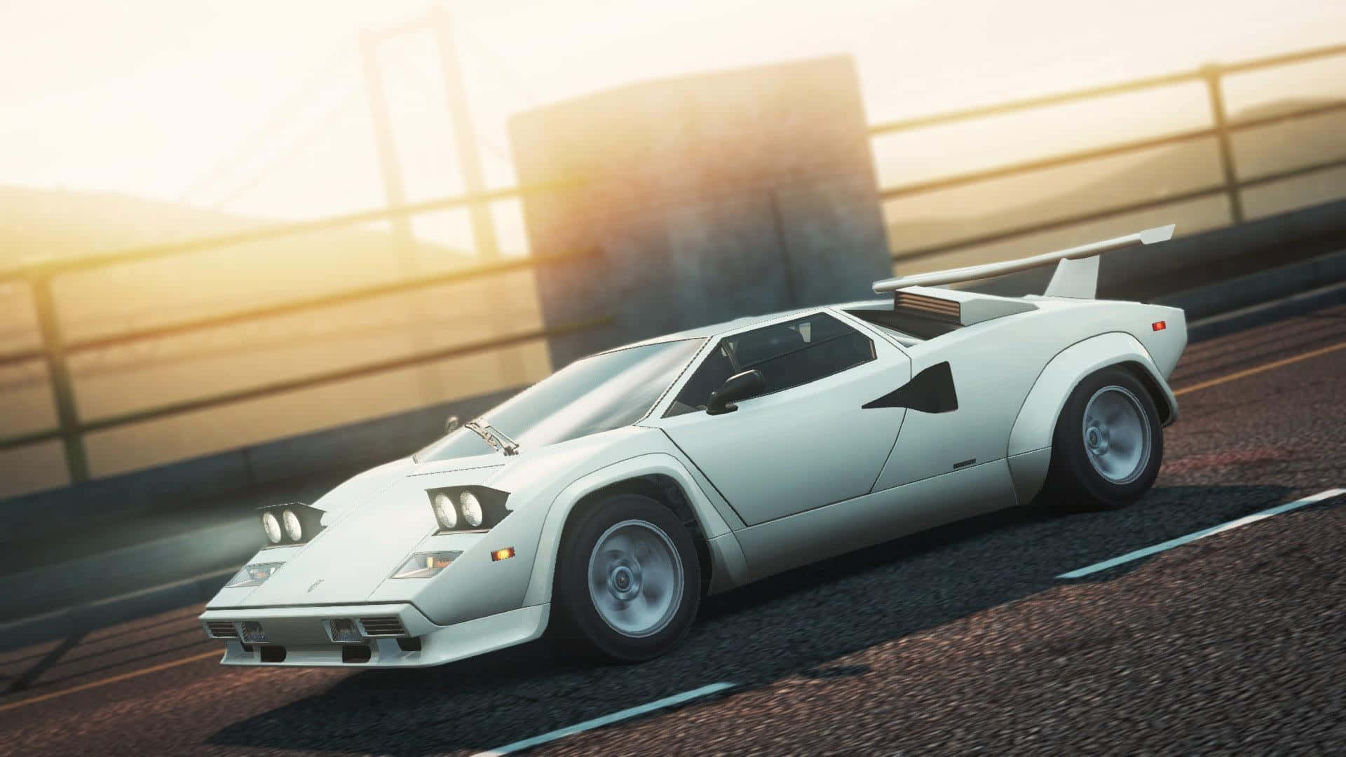 Lamborghini Countach 桌布 壁紙 — 一台流線型白色藍寶堅尼Countach在陽光明媚的高速公路上奔馳，金色夕陽在其身後投下長長的影子。