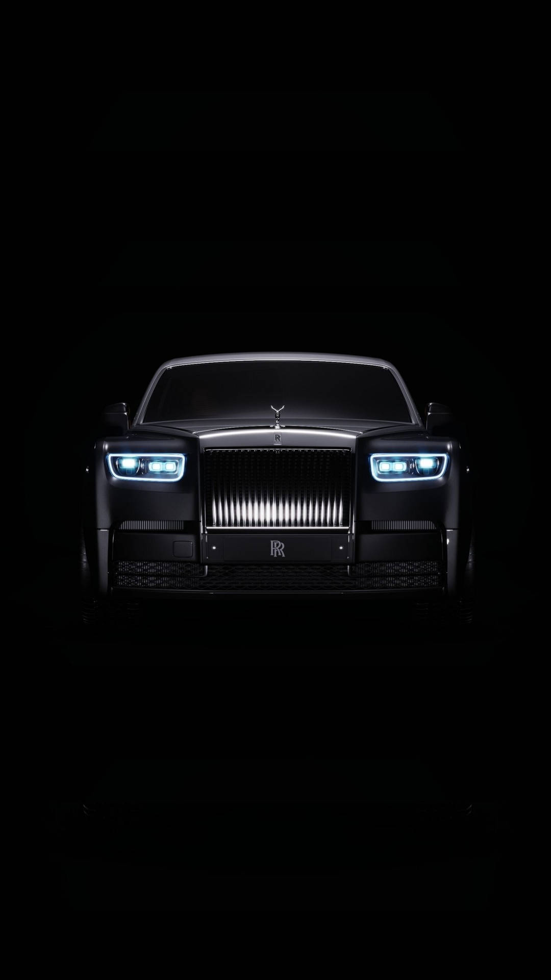 在黑暗環境中，車頭燈照亮了一輛黑色勞斯萊斯幻影。 — 4K 壁紙