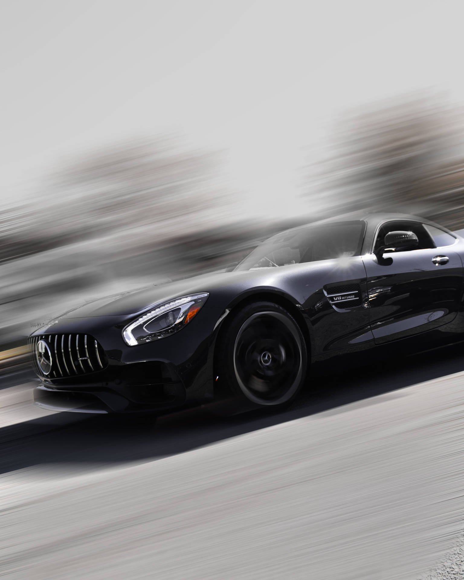 黑色Mercedes-AMG GT在模糊背景中疾馳。 — Amg Gt R 壁紙