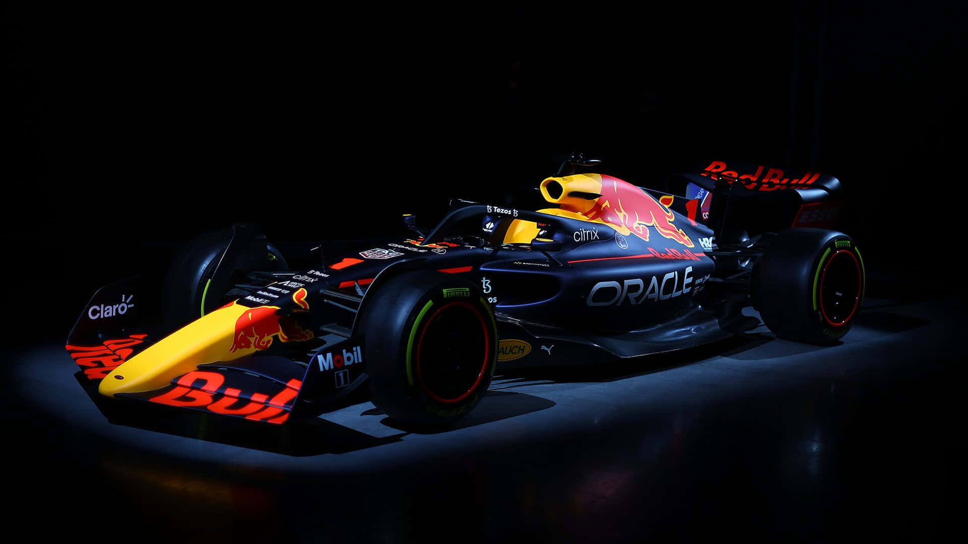 在黑暗工作室環境中照亮的紅牛一級方程式賽車。 — F1 2019 壁紙 壁紙