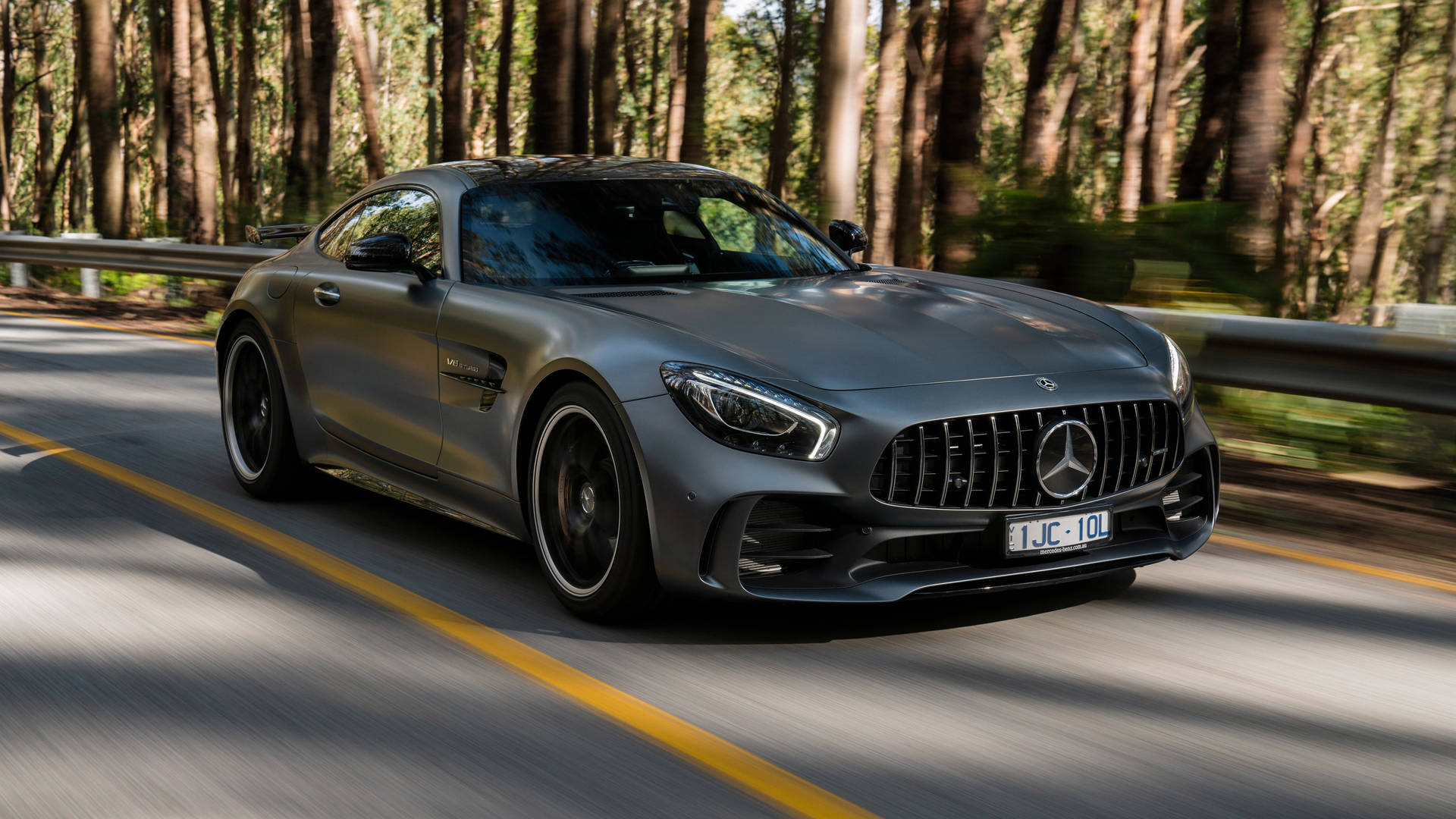 銀色跑車在白天奔馳於森林道路。 — Amg Gt R 壁紙