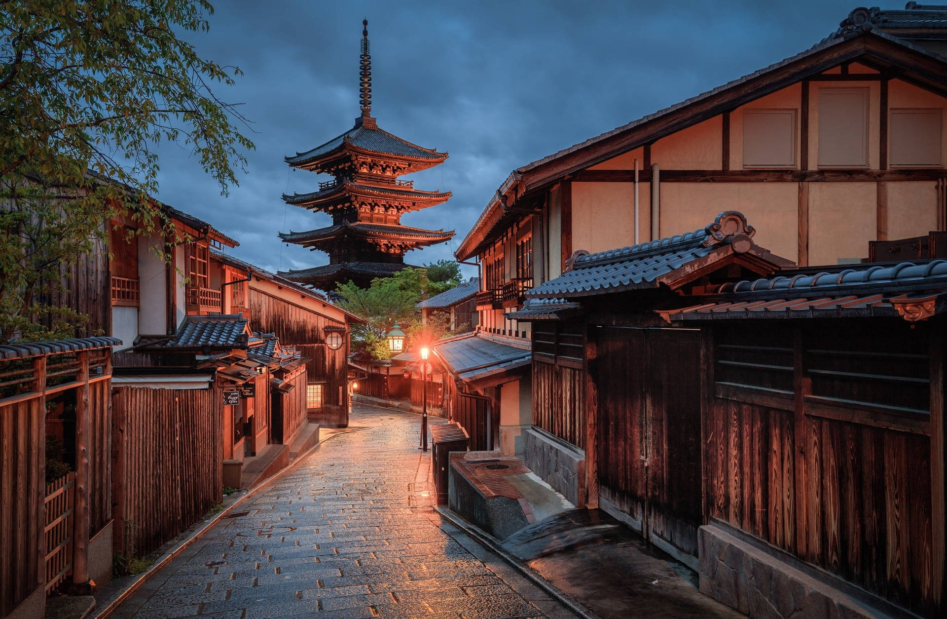 日本暮色街道，有木造建築和遠方的 pagoda。 — 京都 壁紙