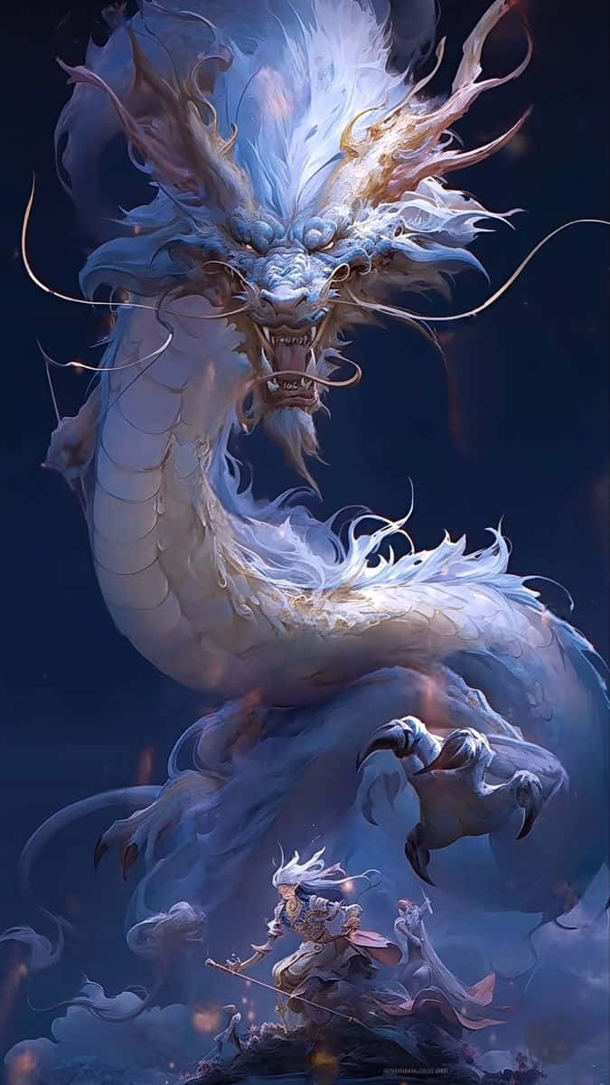  壁紙 — 一條雄偉的白龍，眼睛發光，鬃毛飄逸，在神秘的深藍色天空中聳立在一個小戰士之上。