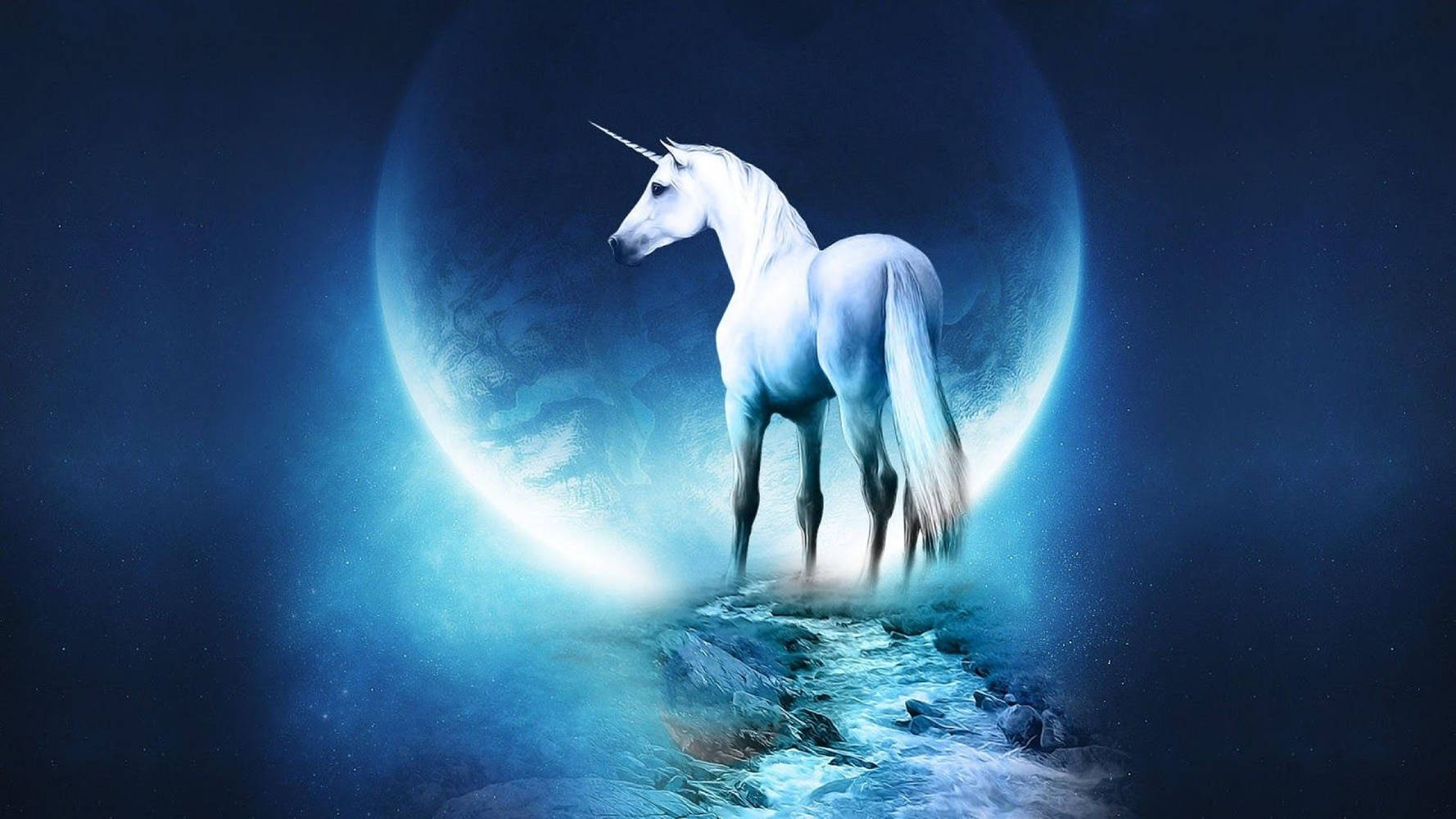 在神奇的夜景中，一頭白色獨角獸站在彎月下的發光溪流上。 — 獨角獸 壁紙