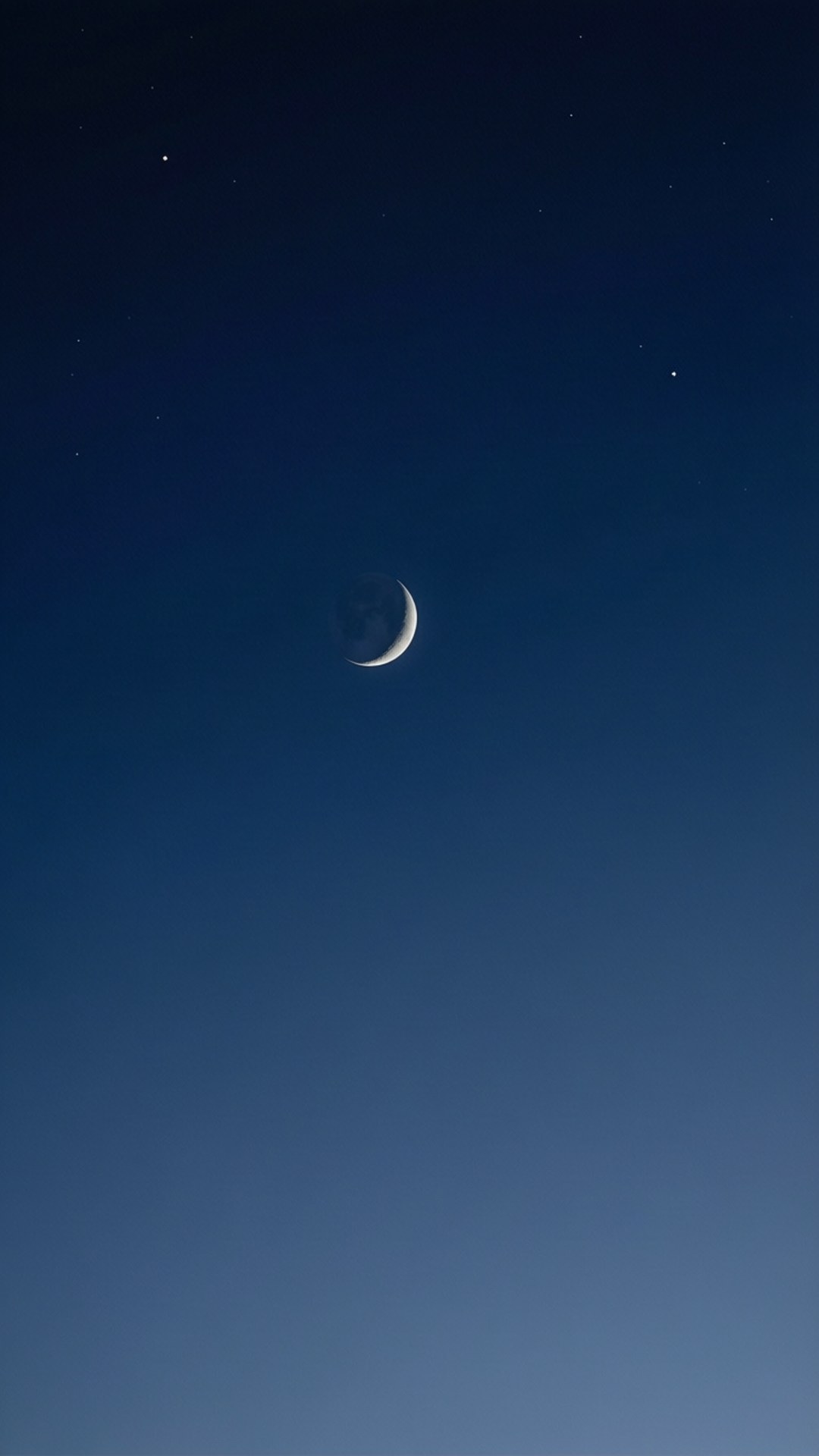 Crescent Moon Minimal 壁紙 — 一彎纖細的月牙在漸變的夜空下柔和地發光，點綴著微弱的星星。