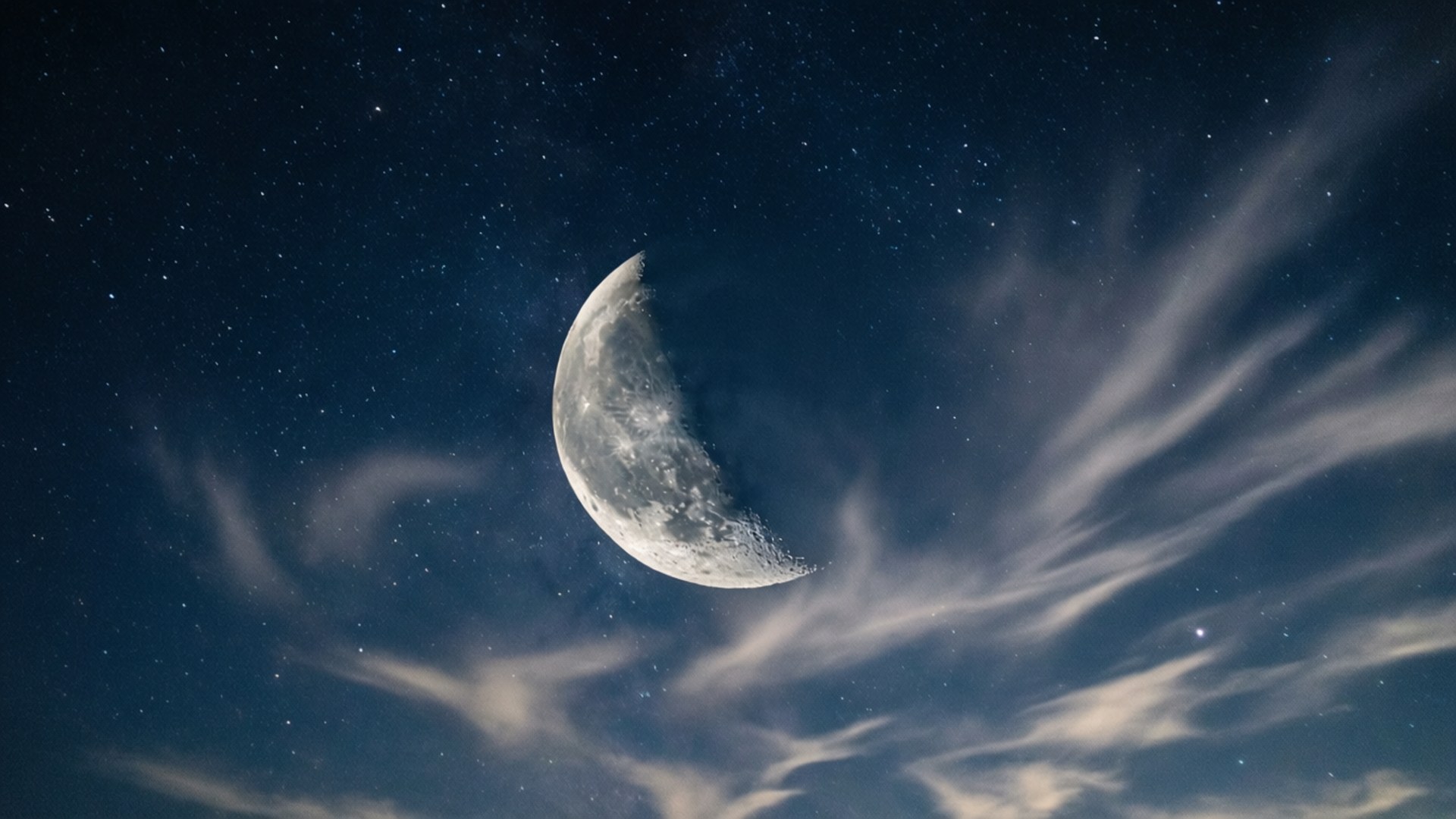 Night Clouds with Moon 壁紙 — 一彎新月在繁星點點的夜空中閃耀，縷縷薄雲飄過。