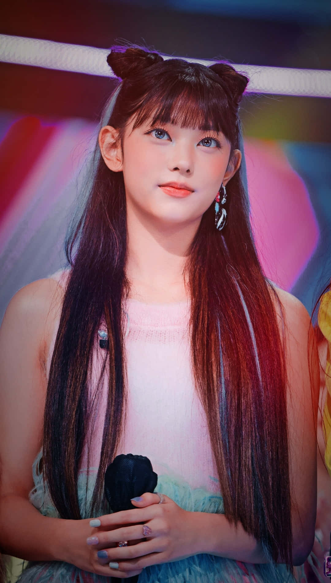  壁紙 — 一位長髮貓耳少女在彩色舞台燈光下拿著麥克風。
