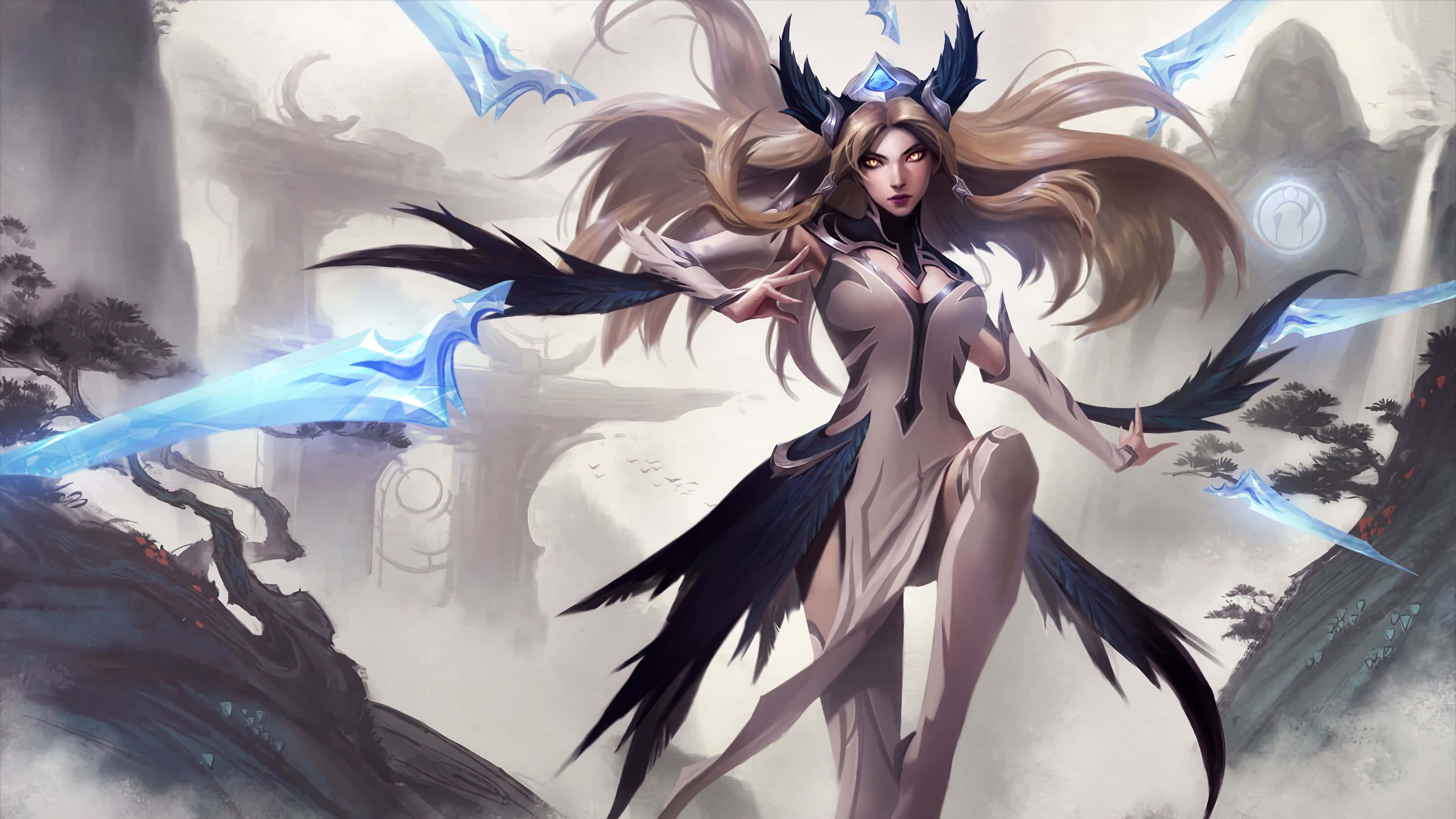 Irelia 桌布 壁紙 — 一位長髮、擁有黑色羽毛翅膀的奇幻動漫女性，在霧氣瀰漫的山地景觀中揮舞著發光的藍色刀刃。