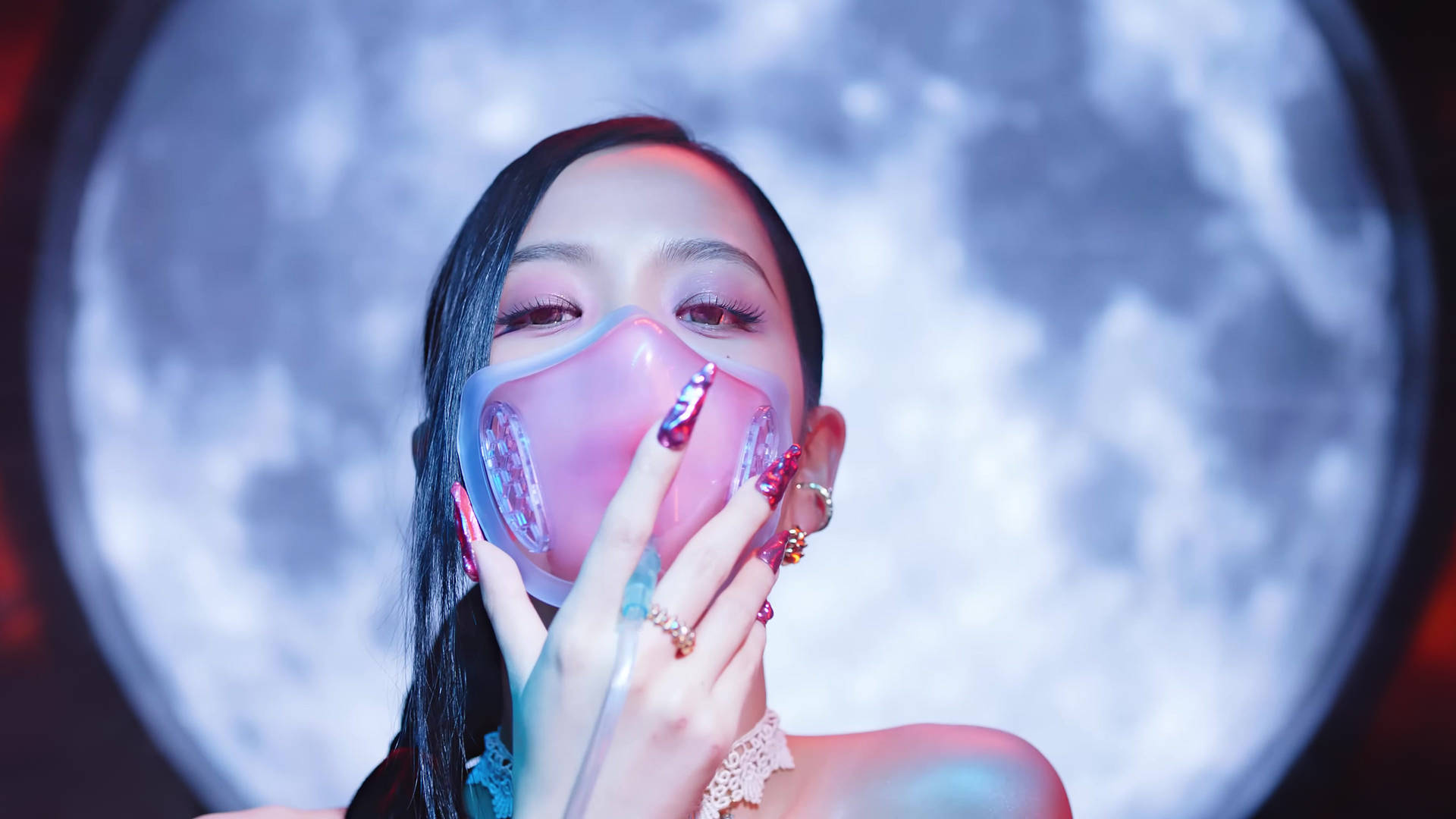 女性戴粉紅色口罩，閃亮指甲，發光月亮背景。 — Blackpink 壁紙