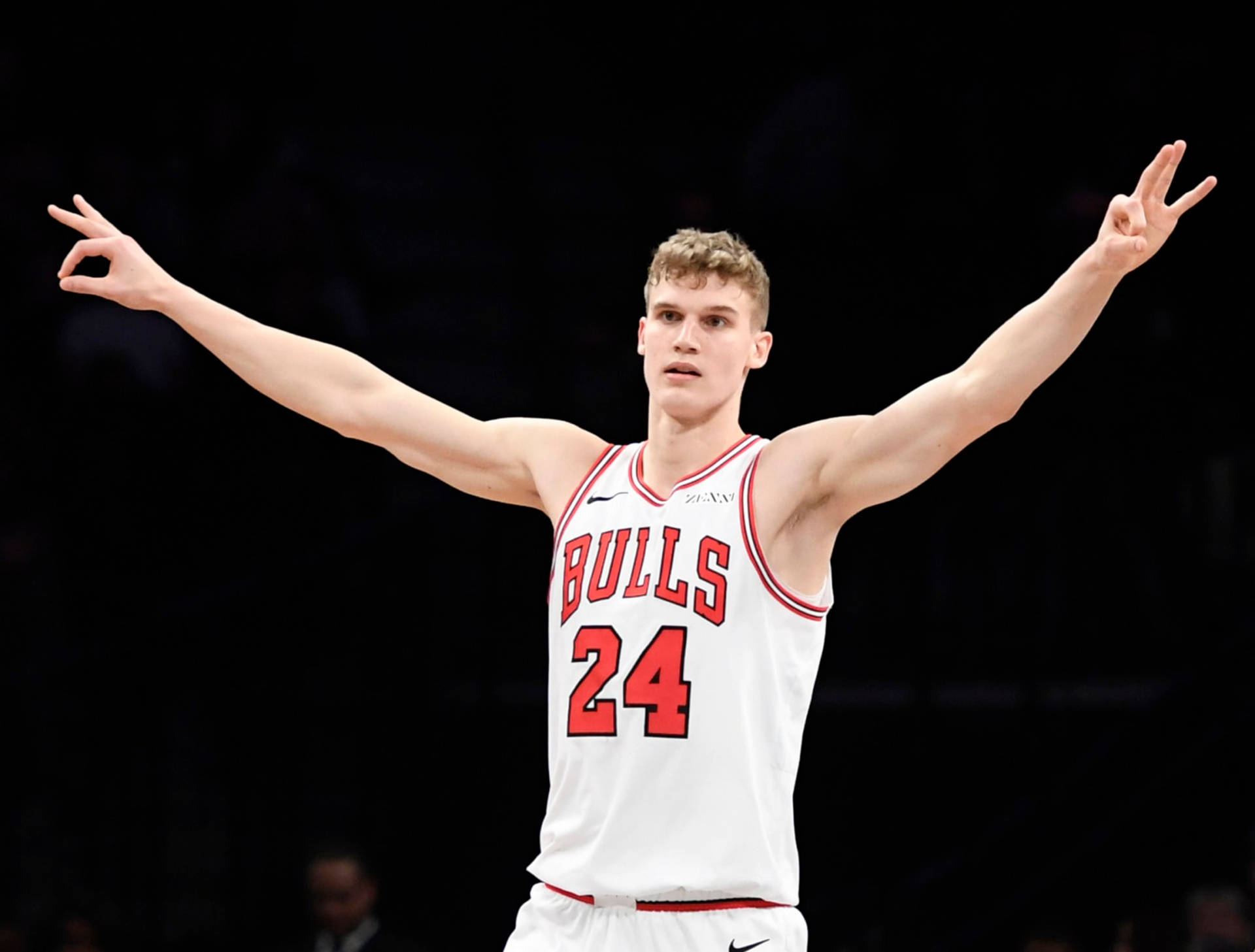芝加哥公牛籃球運動員24號在球場上張開雙臂慶祝。 — NBA 壁紙