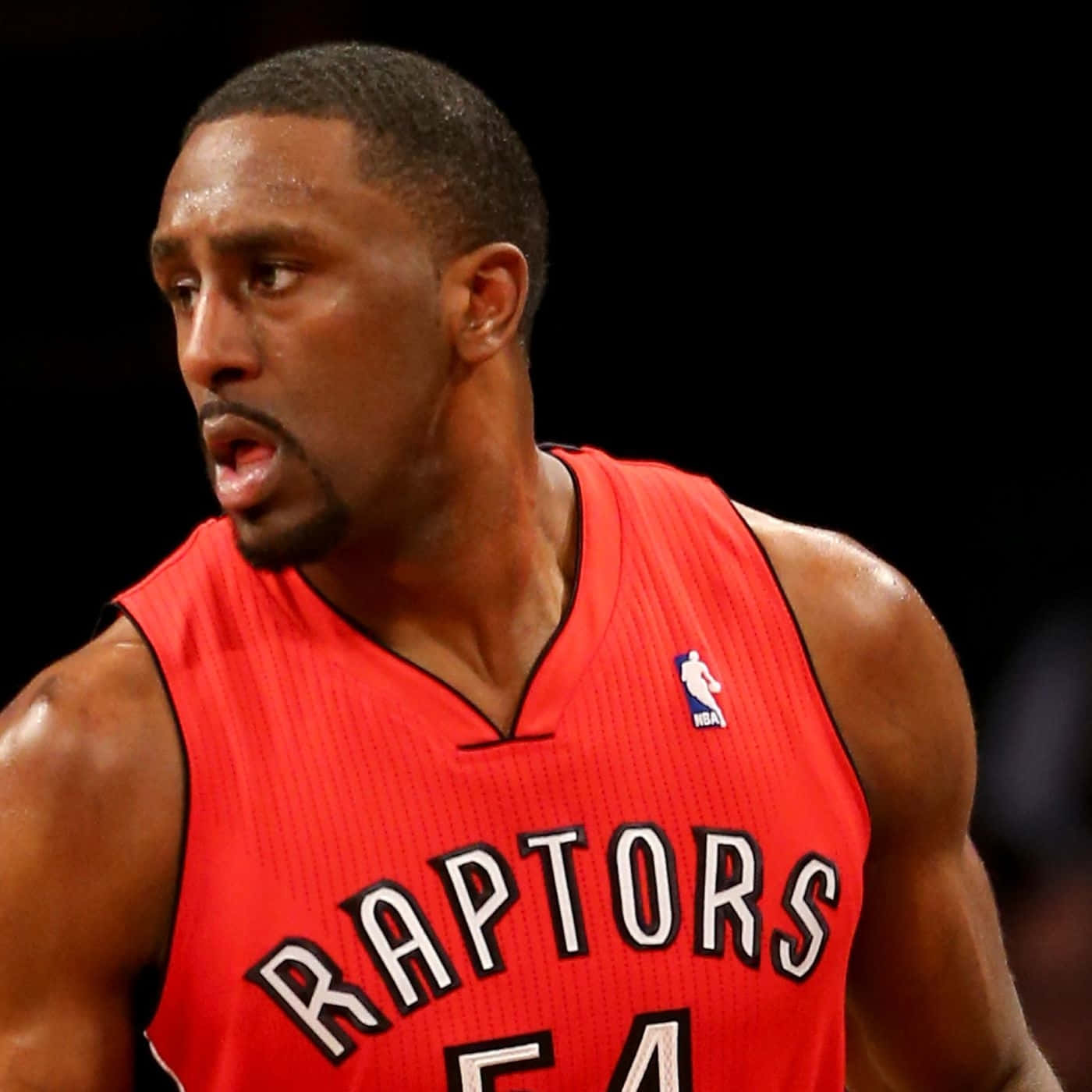 比賽中身穿紅色Raptors球衣的職業籃球運動員。 — NBA 壁紙
