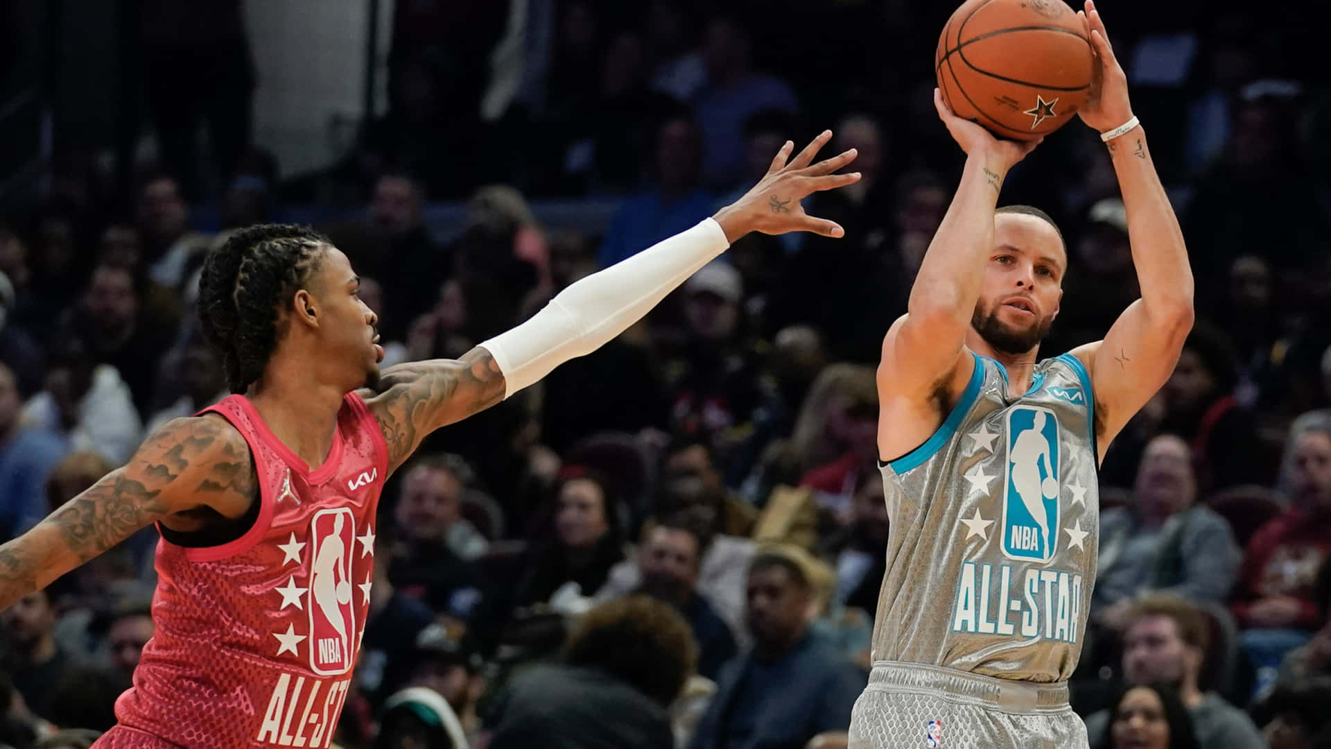 NBA全明星籃球運動員在防守下投籃 — NBA 壁紙