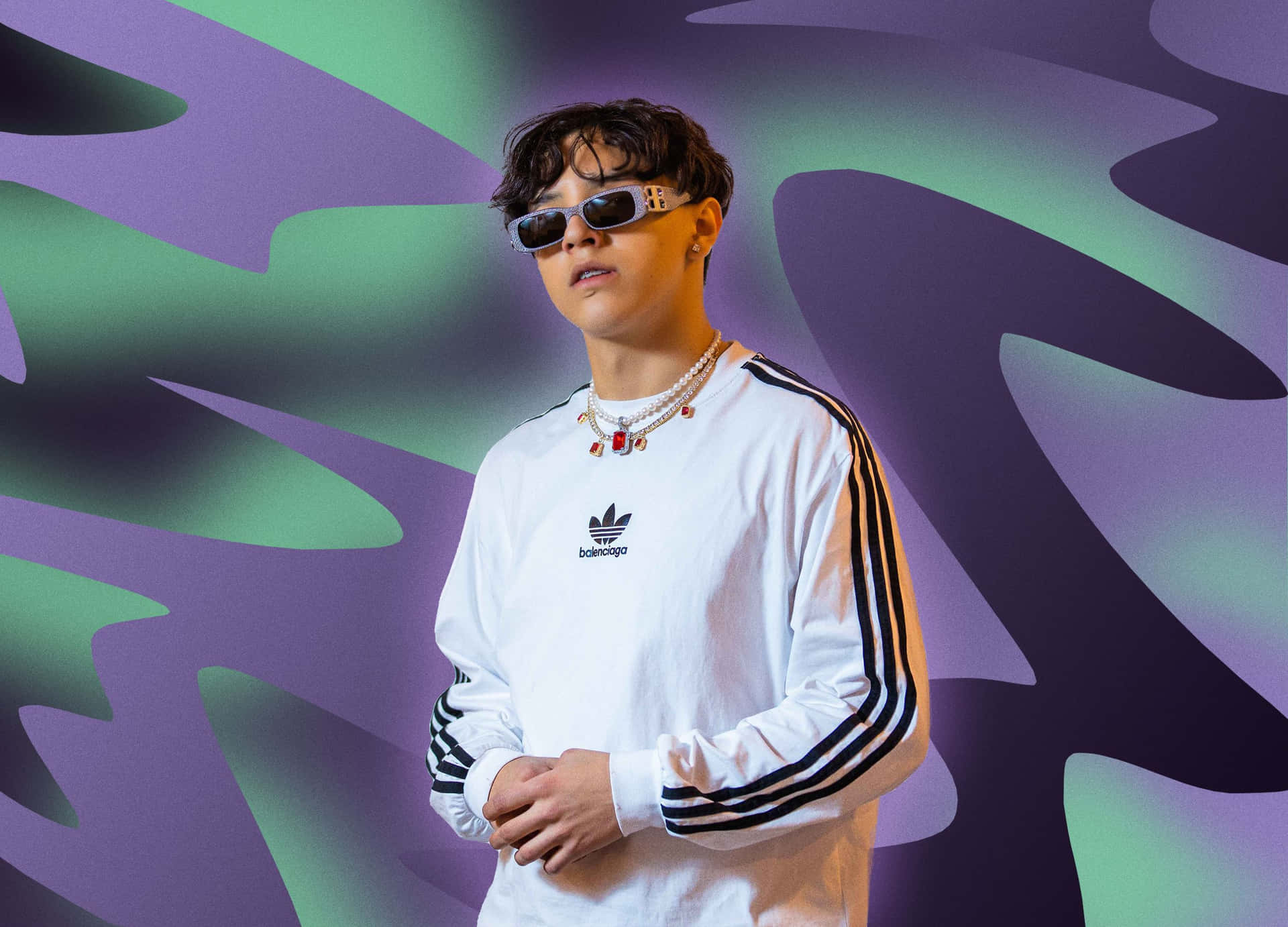  壁紙 — 一位穿著白色adidas運動服和太陽眼鏡的時尚年輕男子，自信地站在充滿活力的紫色和綠色抽象背景前。