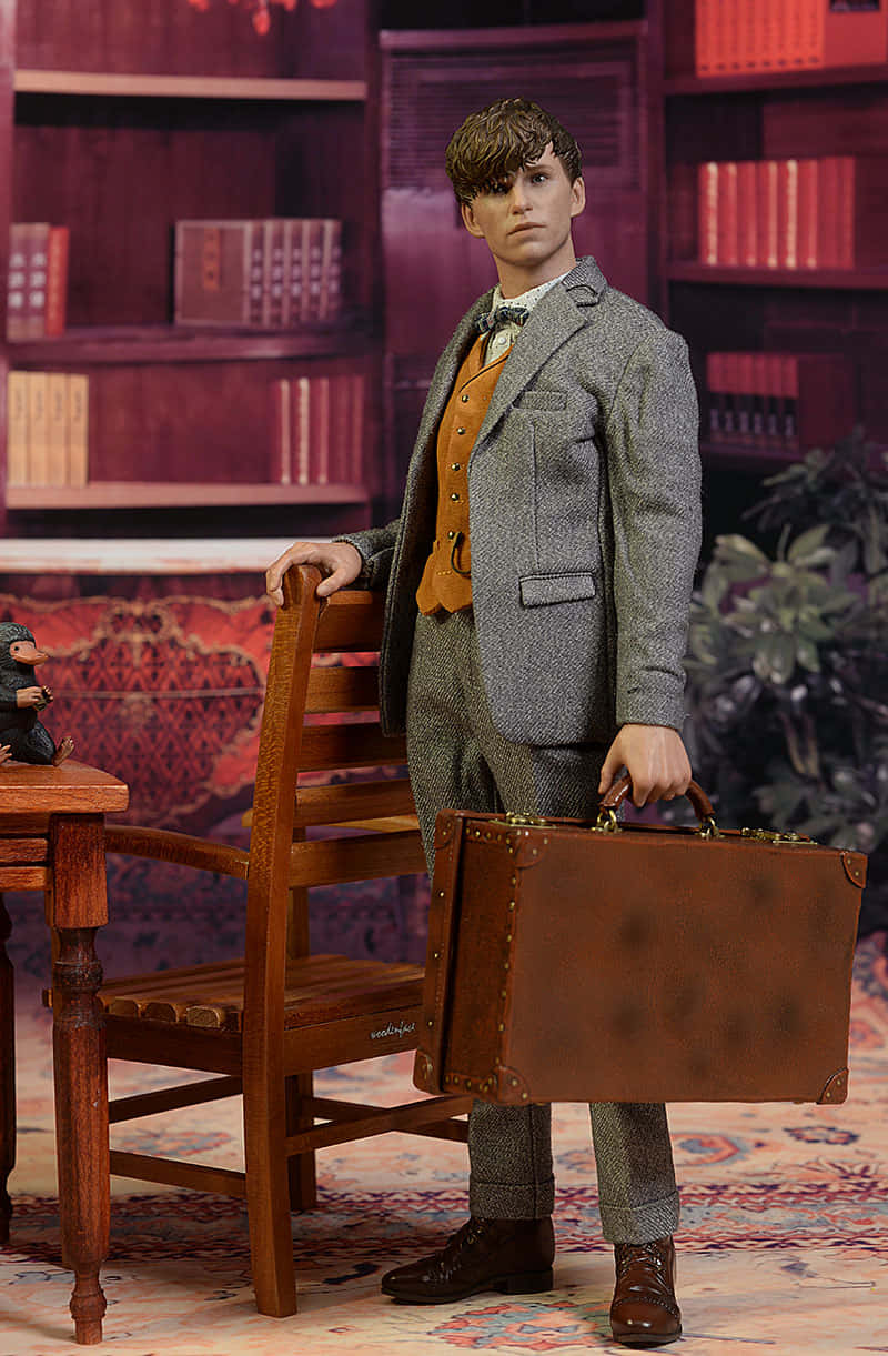  壁紙 — 一位穿著粗花呢西裝的年輕男子，在一個光線溫暖、有書架的書房裡，拿著一個復古手提箱，旁邊是一張木椅。