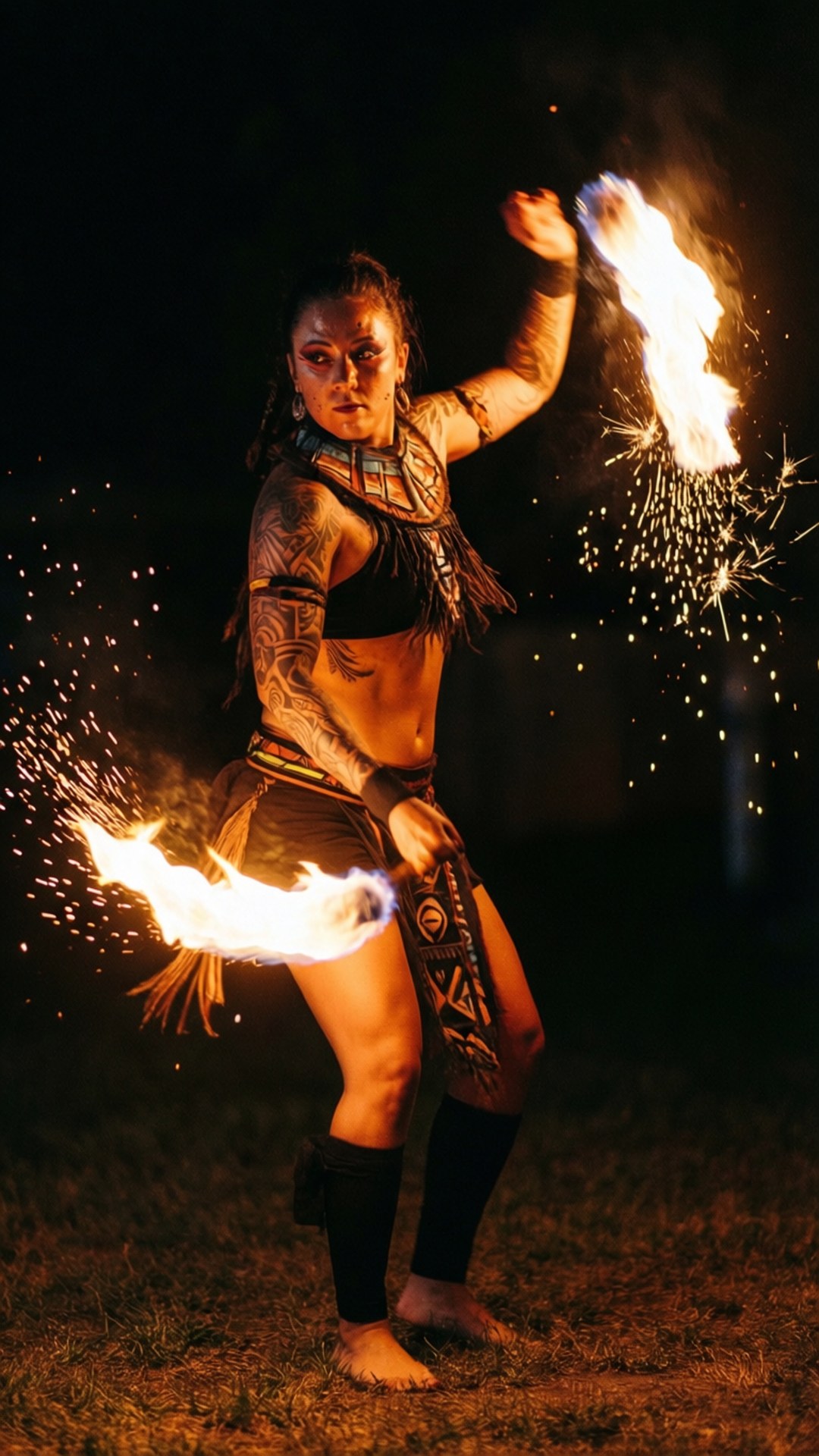Dance of Flames 壁紙 — 一位刺青女子在漆黑的夜空下舞動著燃燒的火把，火花四濺。