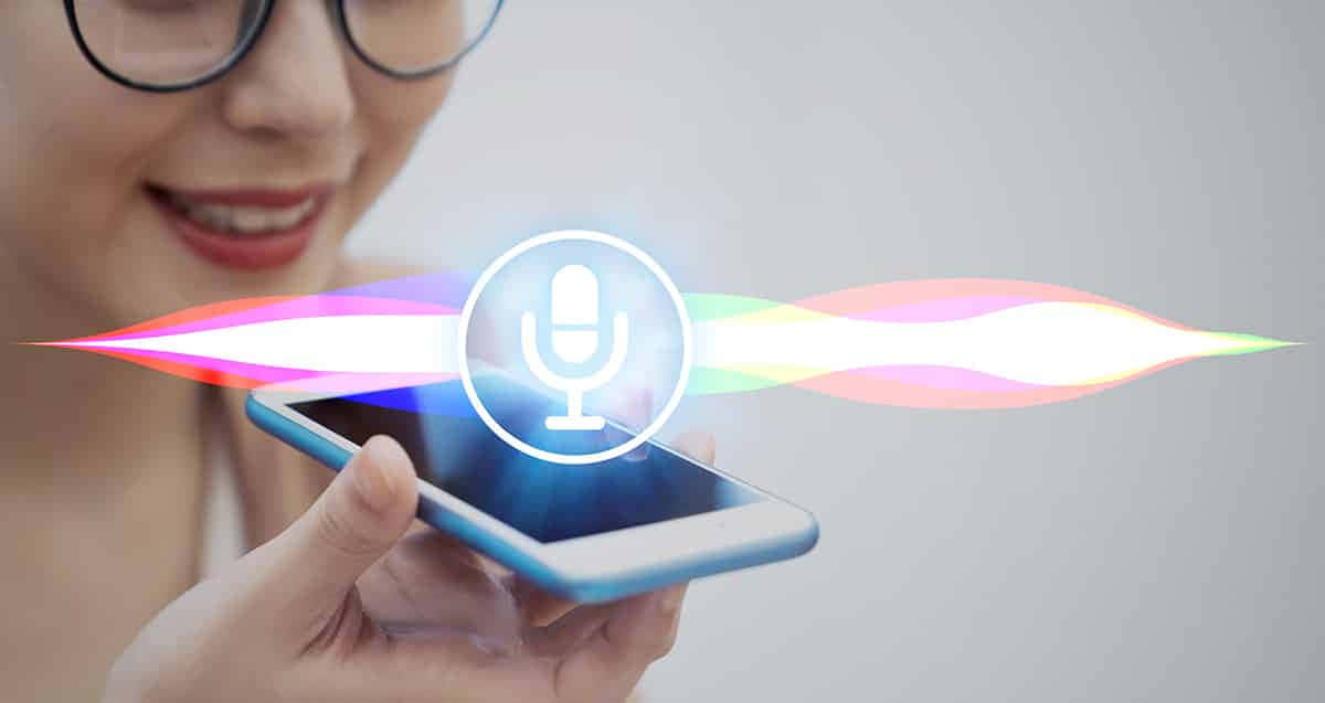 女士在智慧型手機上使用語音助手，帶有動畫聲波。 — Google 壁紙
