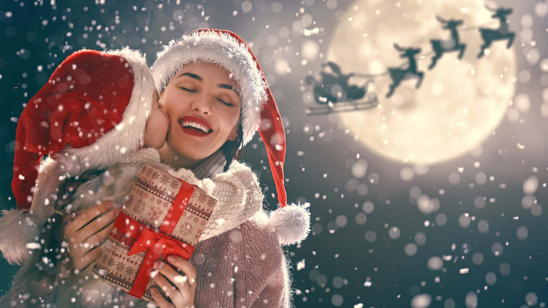  壁紙 — 一位戴著聖誕帽的快樂女士在飄雪中擁抱禮物，聖誕老人的雪橇飛過滿月旁。