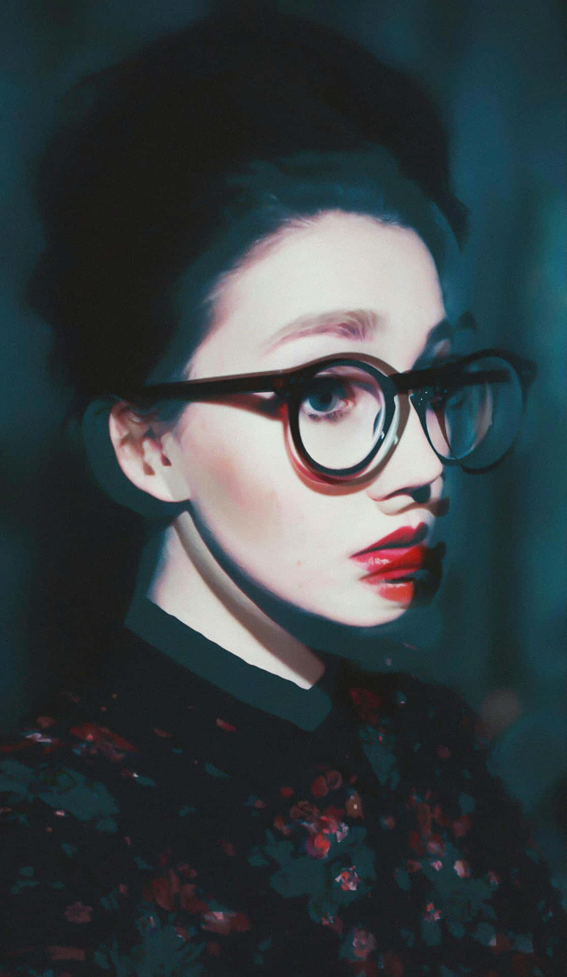  壁紙 — 一位戴著圓框眼鏡和紅唇的女性，在陰鬱的藍綠色背景下若有所思地凝視。