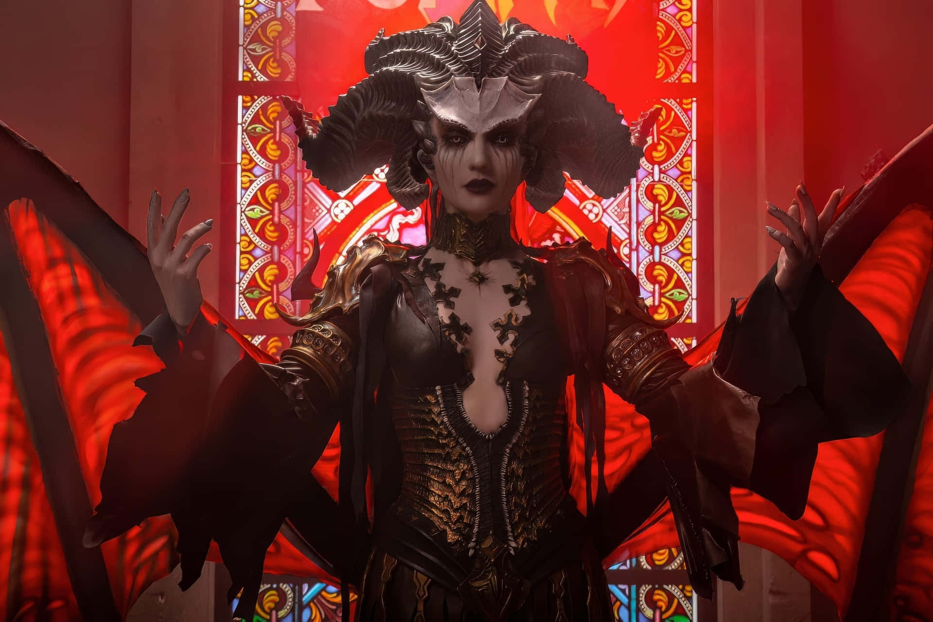  壁紙 — 一位惡魔女王，長著公羊角和蝙蝠翅膀，站在散發紅光的彩繪玻璃窗前。