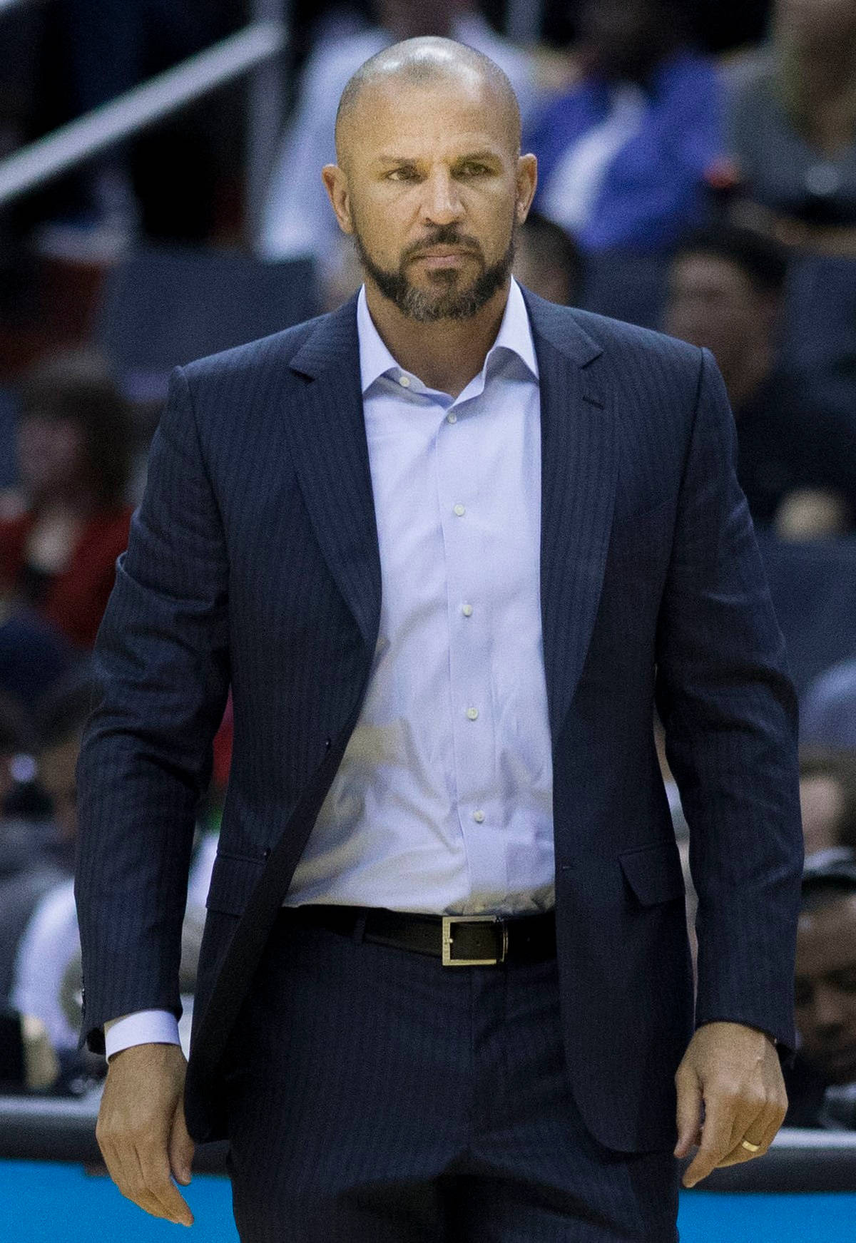 比賽期間穿著西裝的嚴肅籃球教練。 — NBA 壁紙