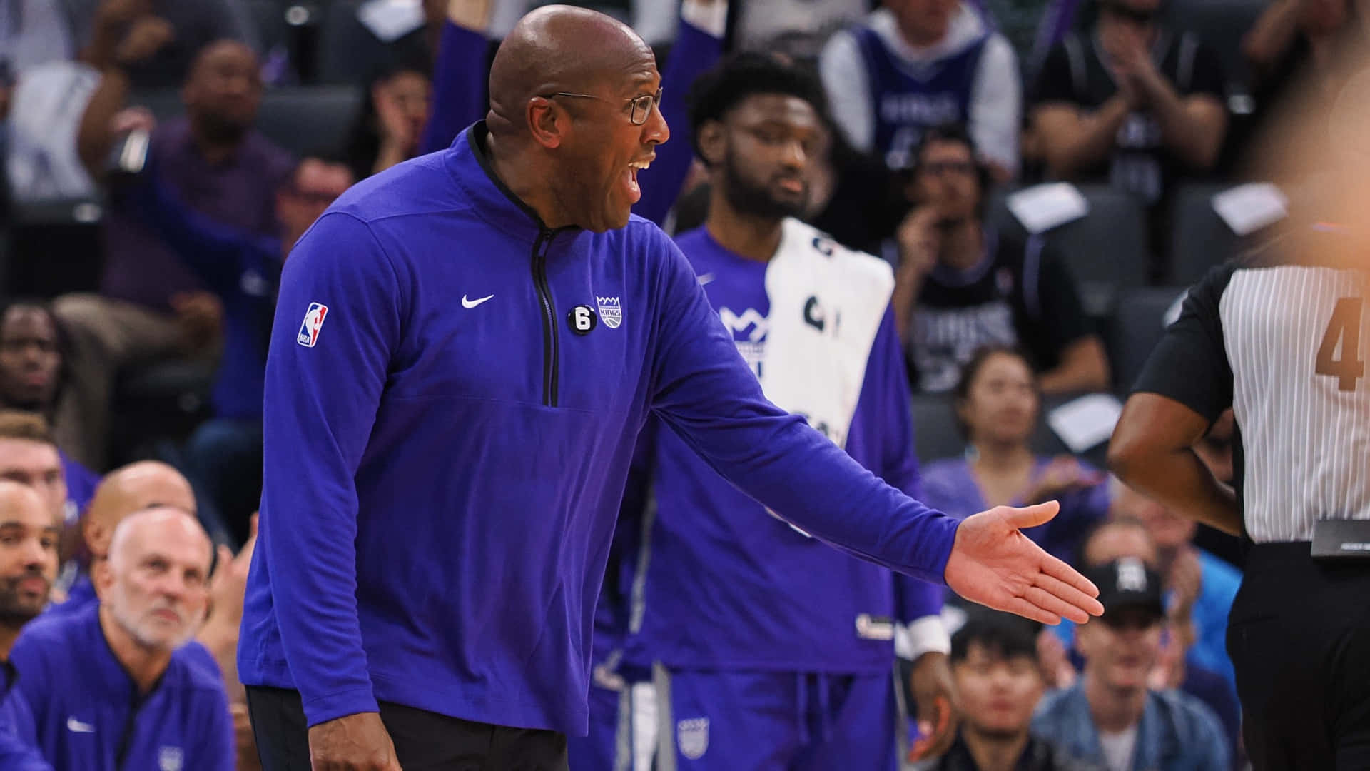 籃球教練在比賽中對著周圍的球員和裁判大喊。 — NBA 壁紙