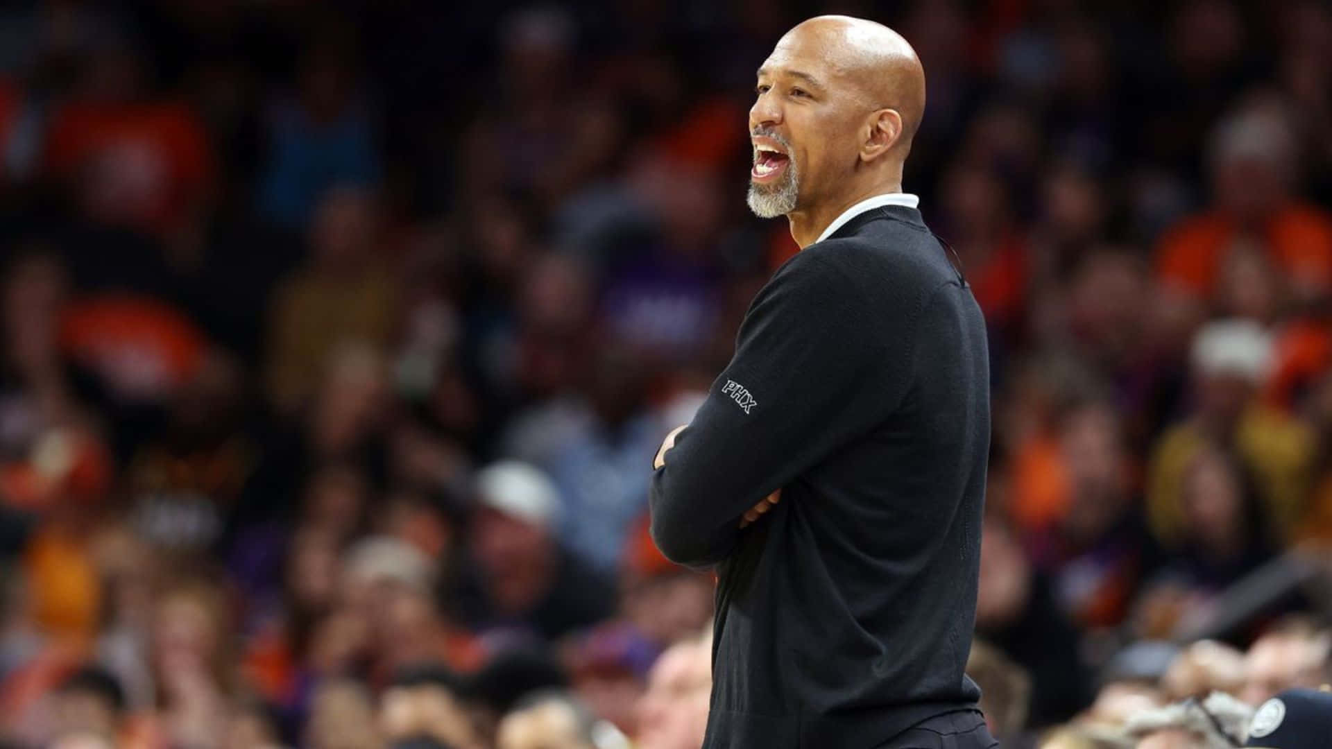 一位籃球教練在比賽中交叉雙臂大喊。 — NBA 壁紙