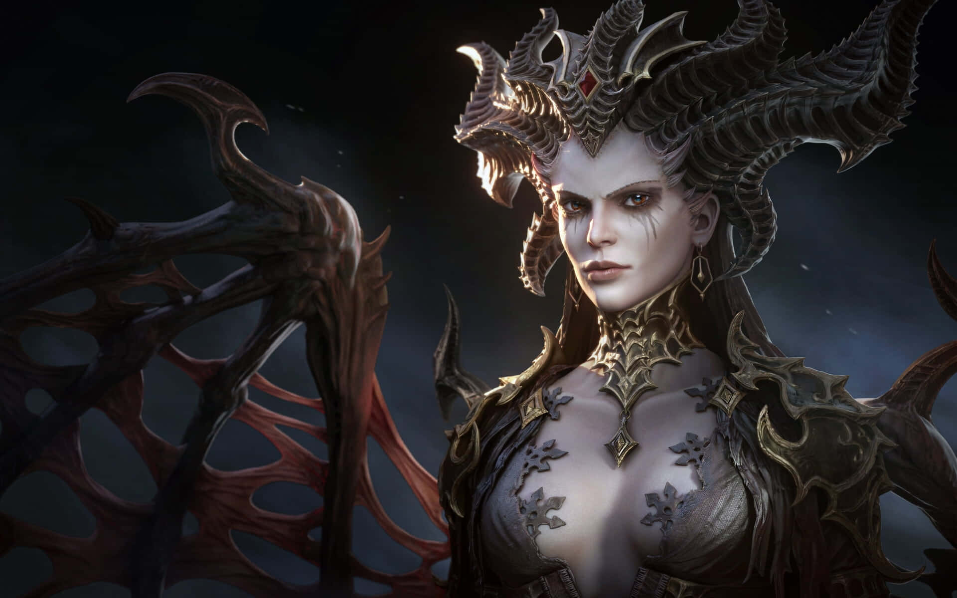  壁紙 — 一位黑暗奇幻惡魔女王，擁有華麗的角和翅膀，在陰暗的背景前凝視著。
