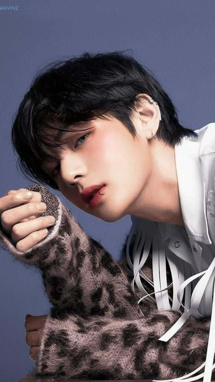 年輕男子穿著豹紋毛衣，紅唇看著相機在攝影棚 — Bts 壁紙