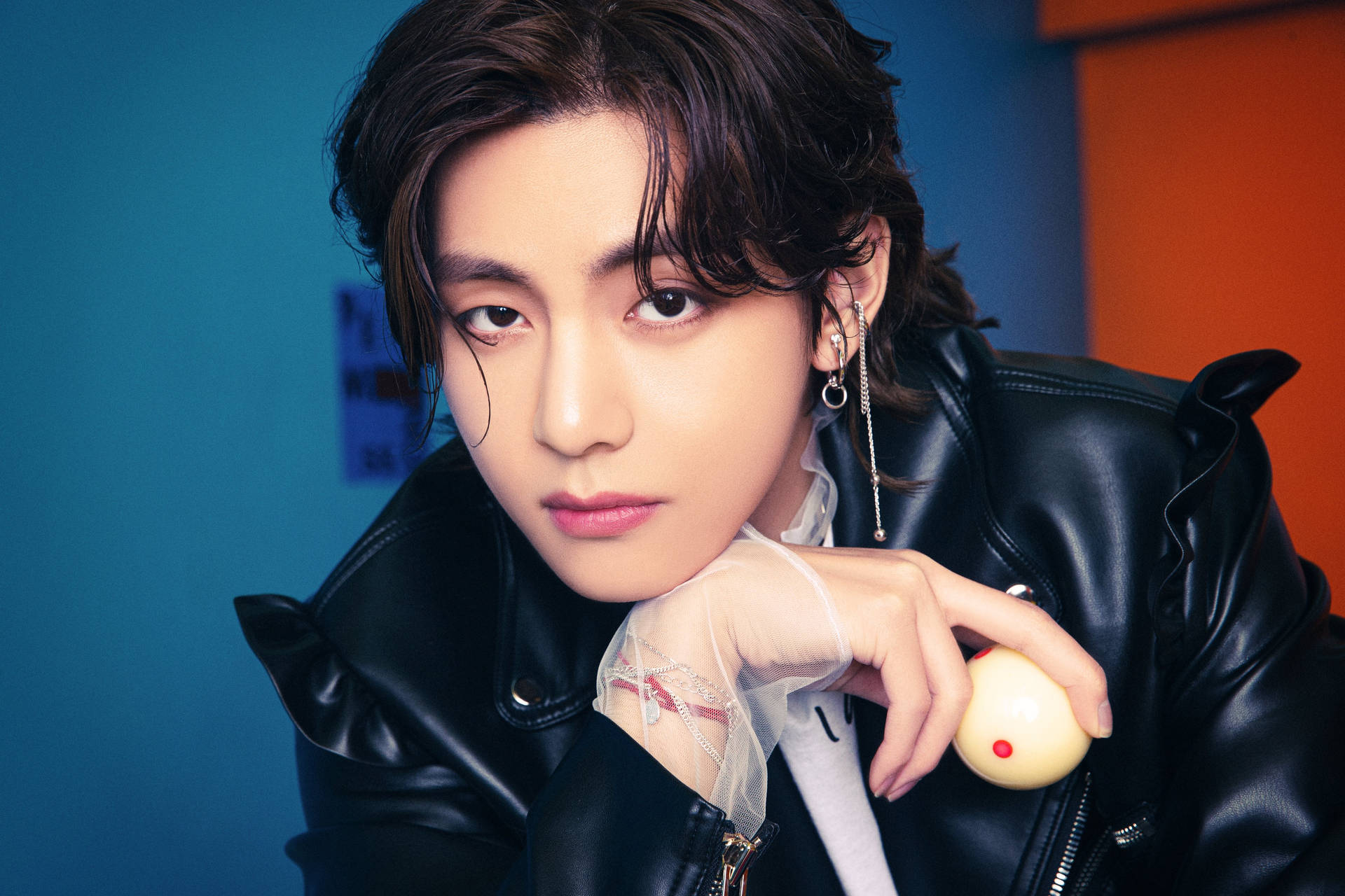 年輕男子穿著黑色皮夾克在攝影棚中拿著黃色撞球 — Jungkook 壁紙