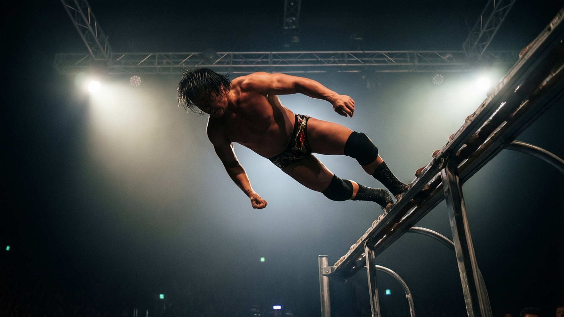 Turnbuckle Ready 壁紙 — 一位肌肉發達的摔角手在昏暗的競技場中，從梯子上跳下，明亮的聚光燈照射著。