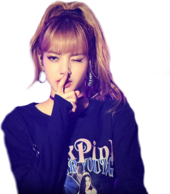 年輕女子穿著圖案T恤，手指放在嘴唇上眨眼。 — Blackpink 壁紙