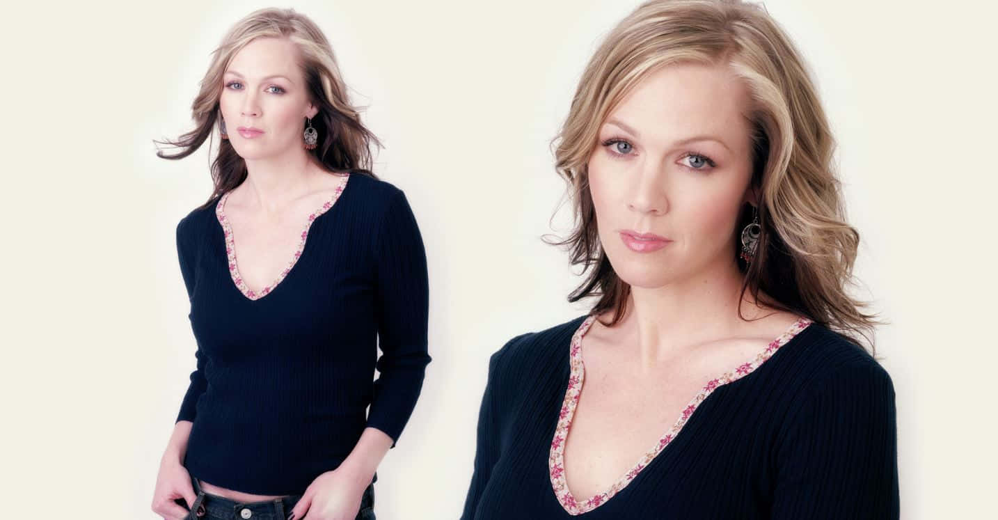 Jennie Garth 桌布 壁紙 — 一位金髮女性穿著帶有花卉飾邊的黑色羅紋毛衣，背景是柔和的奶油色。