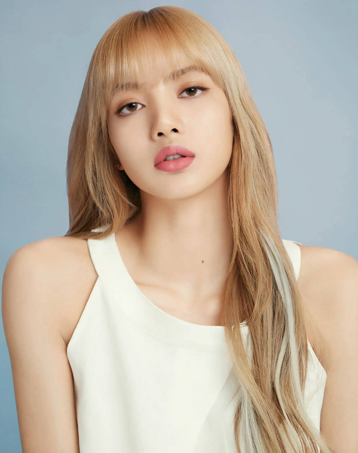 金髮齊瀏海的年輕女性，穿著白色背心，背景是藍色。 — Blackpink 壁紙